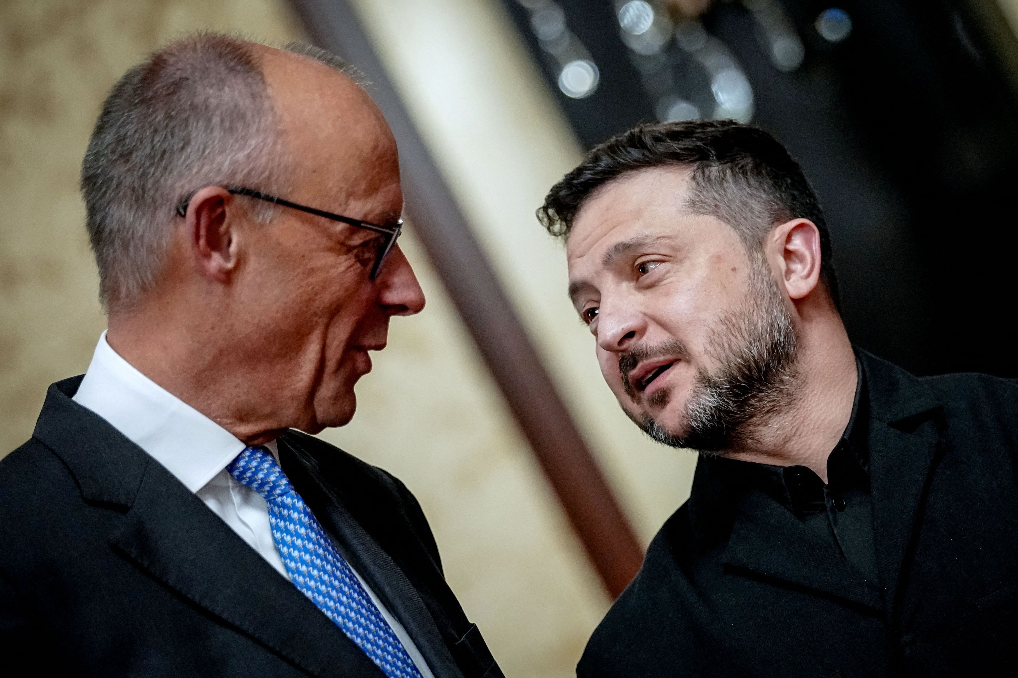 Kiew: Bundeskanzler Friedrich Merz (l., CDU) und Wolodymyr Selenskyj, Präsident der Ukraine, am 4. Oktober in Kiew.