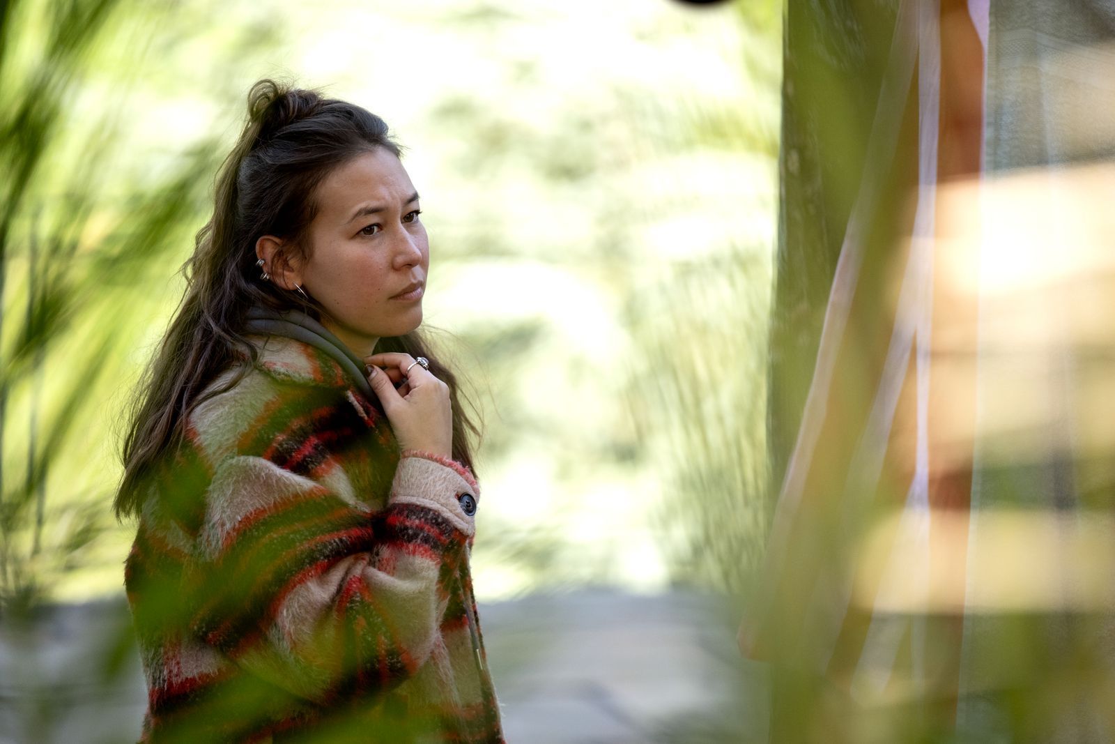 Ihre Assistentin Yuma (Malaya Stern Takeda) ist für Lisa die wichtigste Verbindung zur Außenwelt. (Bild: Netflix)