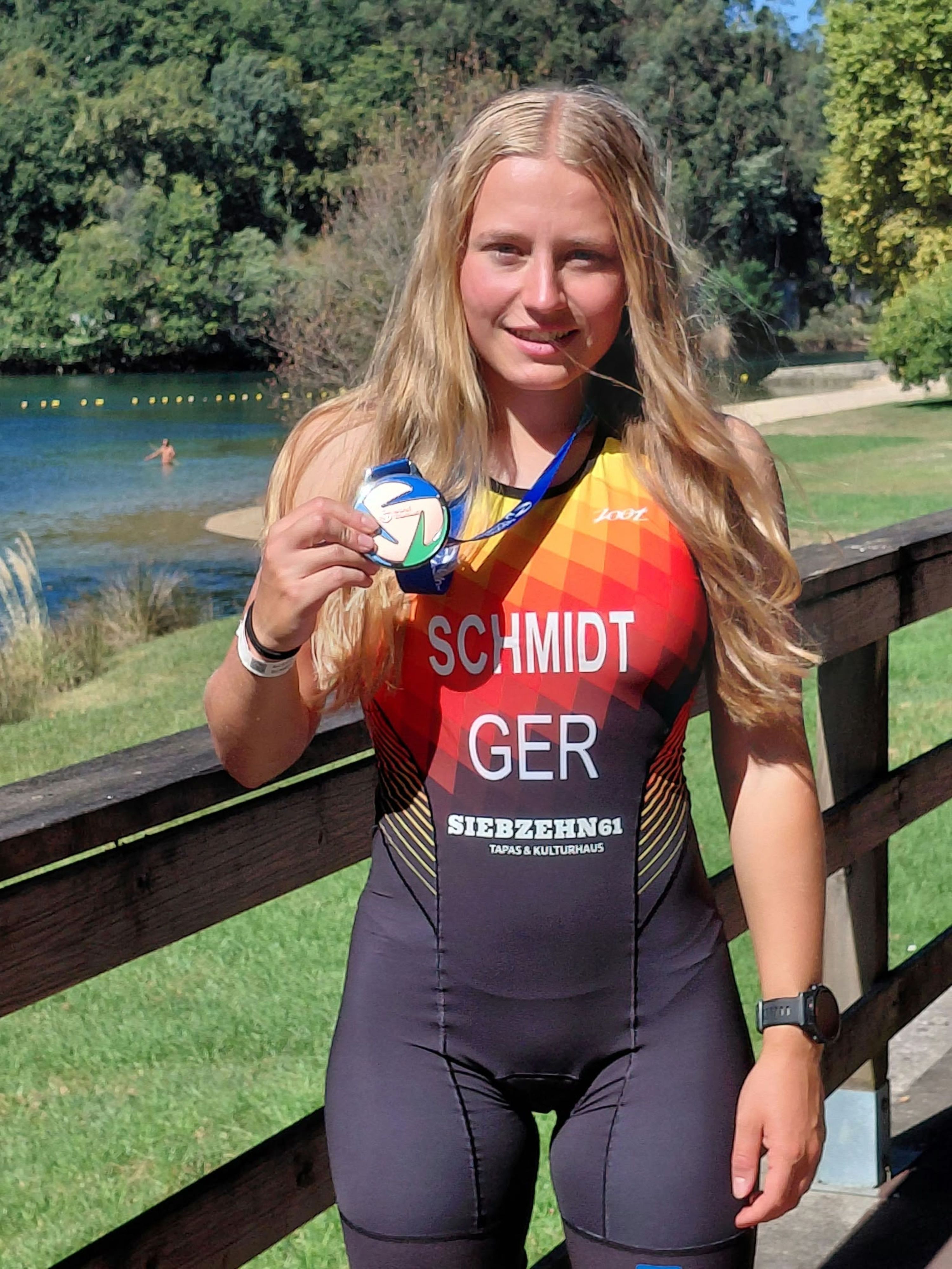 Zu sehen ist eine junge Frau mit Medaille.