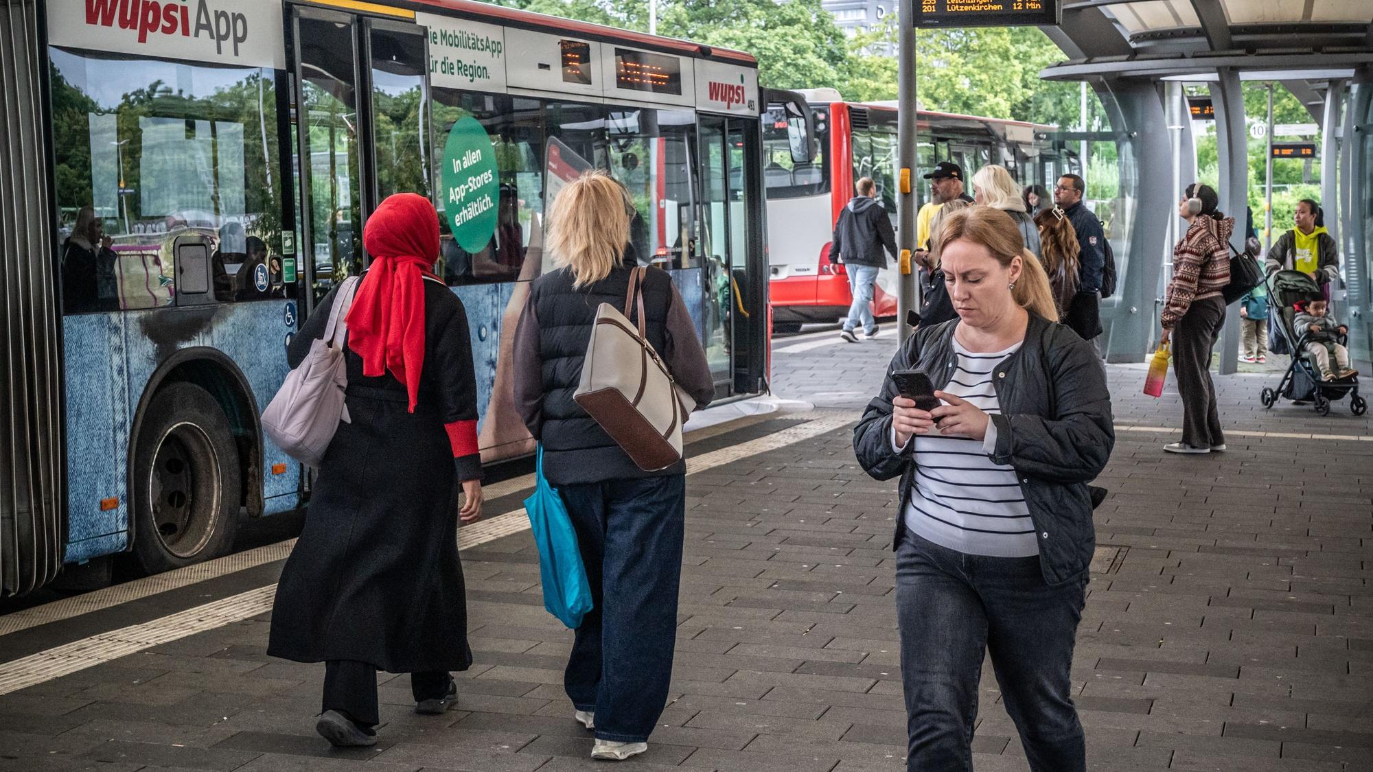 Wupsi am Busbahnhof Leverkusen Mitte. Bild: Ralf Krieger