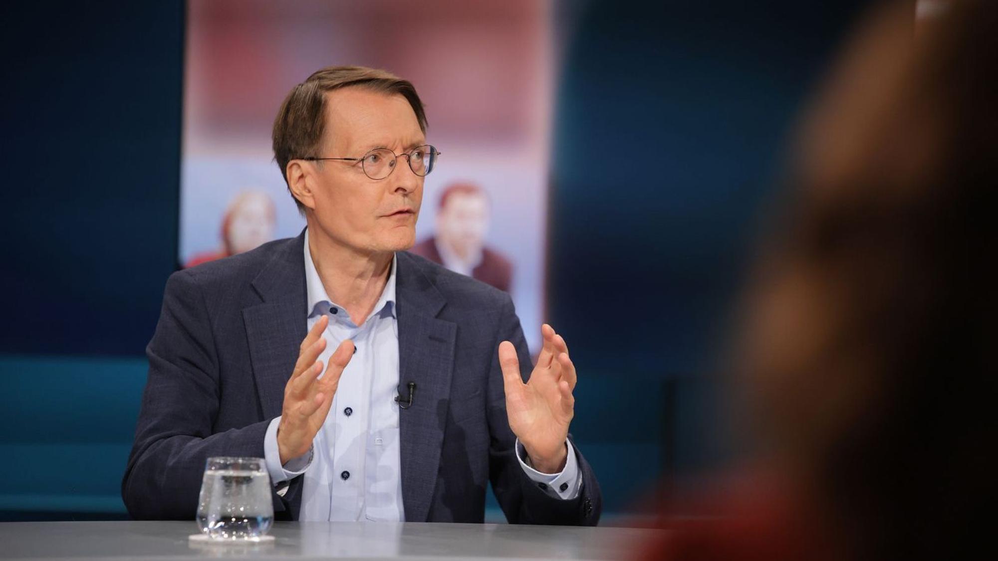 Bei „Hart aber fair“ kritisiert Karl Lauterbach „dreierlei Arten von Angriffen“ auf Bärbel Bas. (Bild: WDR/ Dirk Borm)
