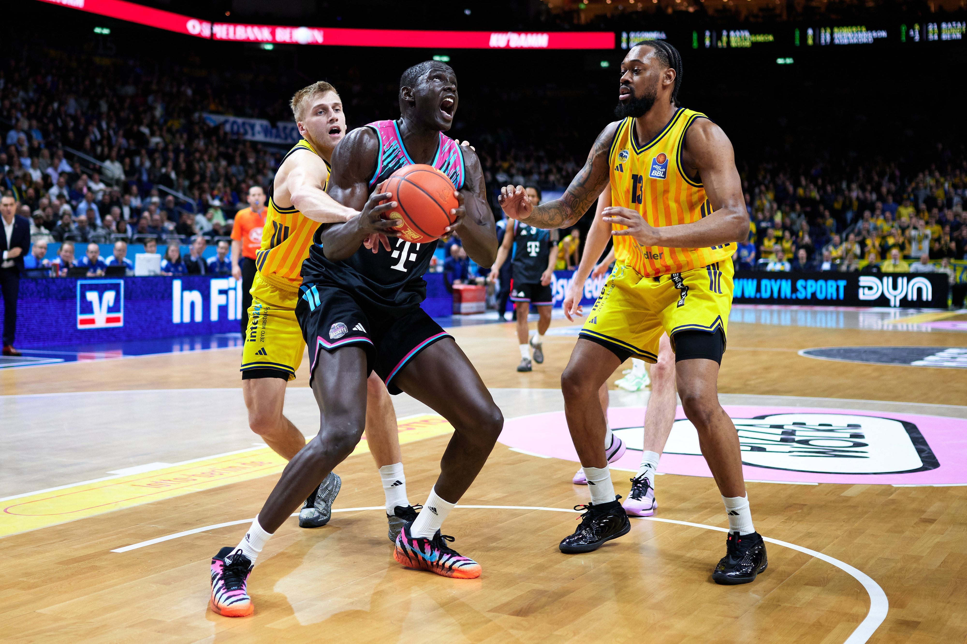 Basketball-Bundesliga: Die Telekom Baskets Bonn spielen gegen ALBA Berlin.