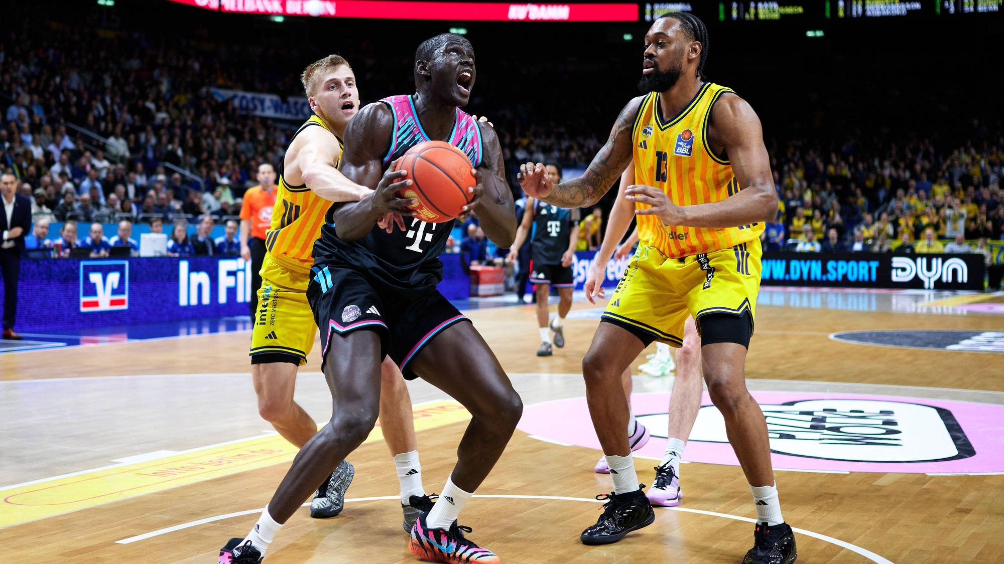 Basketball-Bundesliga: Die Telekom Baskets Bonn spielen gegen ALBA Berlin.