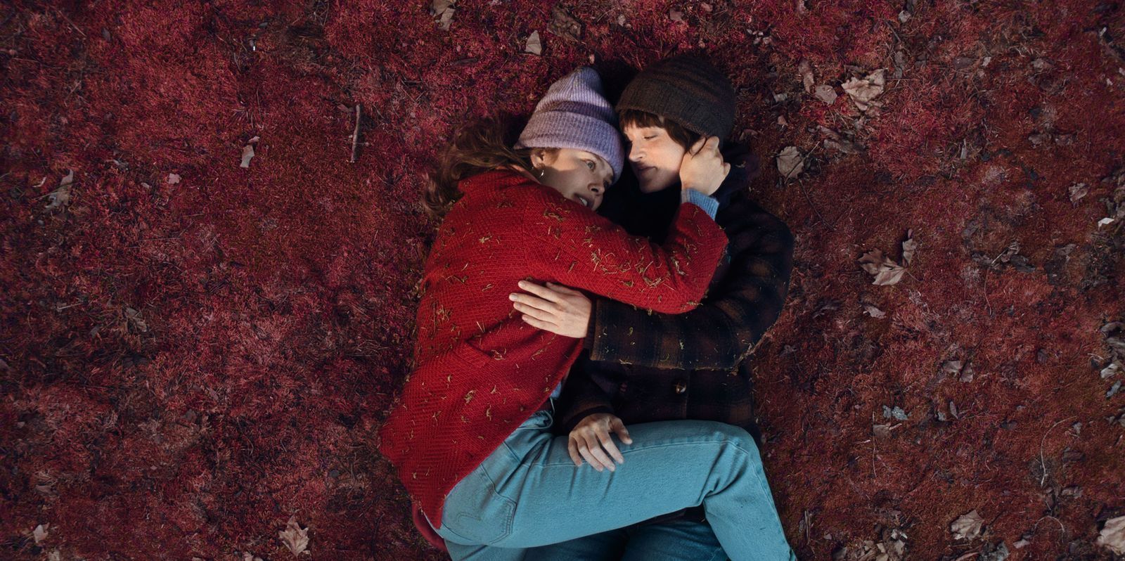 Lisa (Friederike Becht, rechts) erinnert sich liebevoll an ihre jüngere Schwester Anna (Josephine Thiesen). (Bild: Netflix)