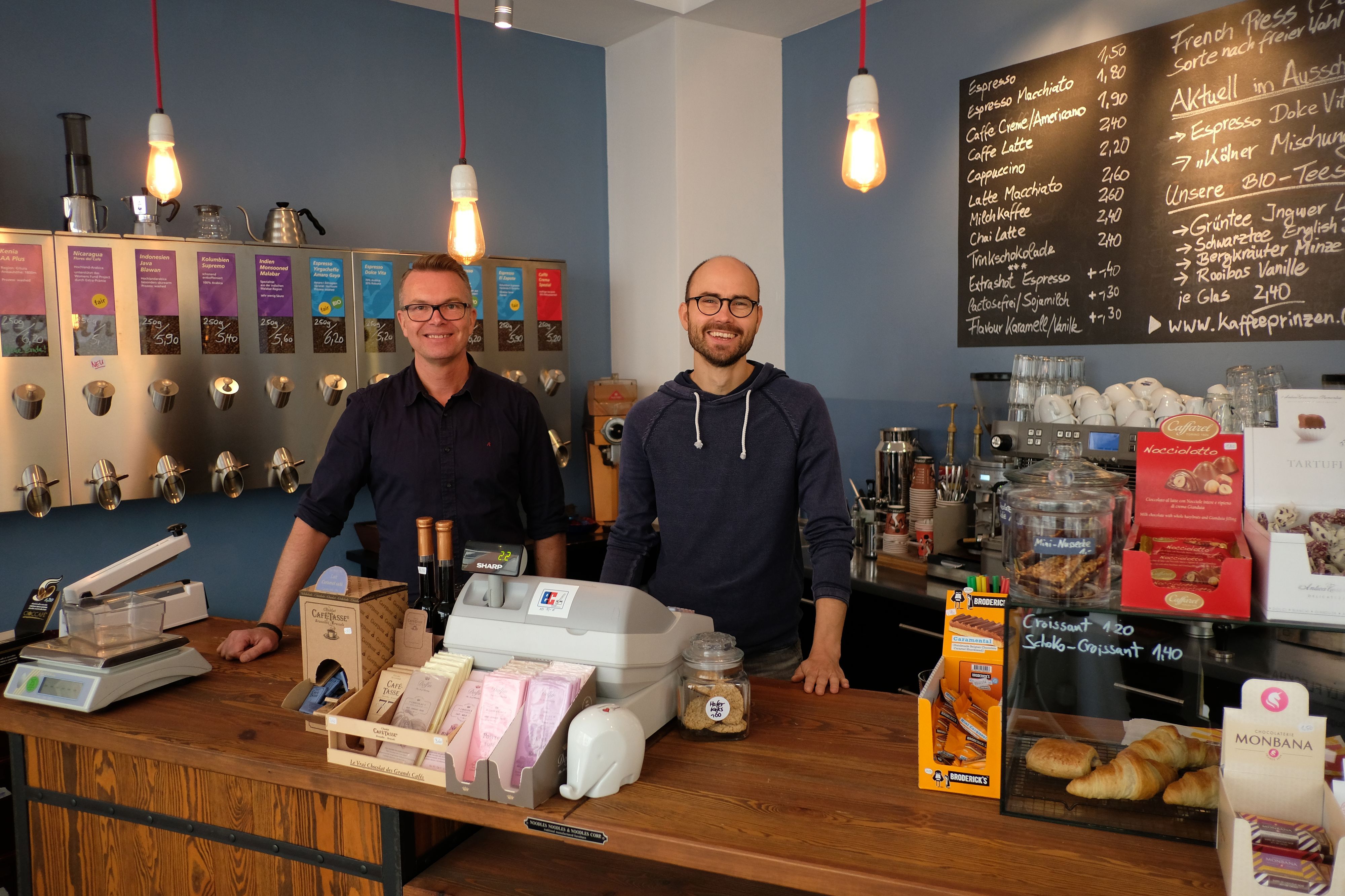 Ulli Dammert und Rainer Deppe (re) betreiben gemeinsam die Kaffeerösterei Kaffeeprinzen. (Archivbild)