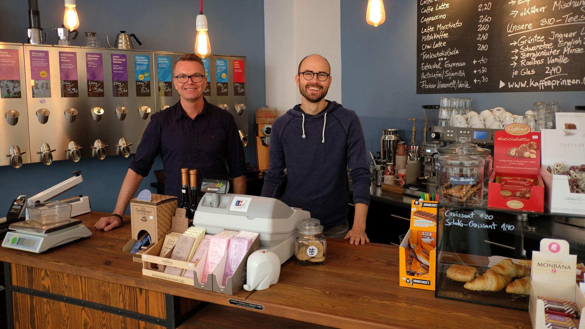 Ulli Dammert und Rainer Deppe (re) betreiben gemeinsam die Kaffeerösterei Kaffeeprinzen. (Archivbild)