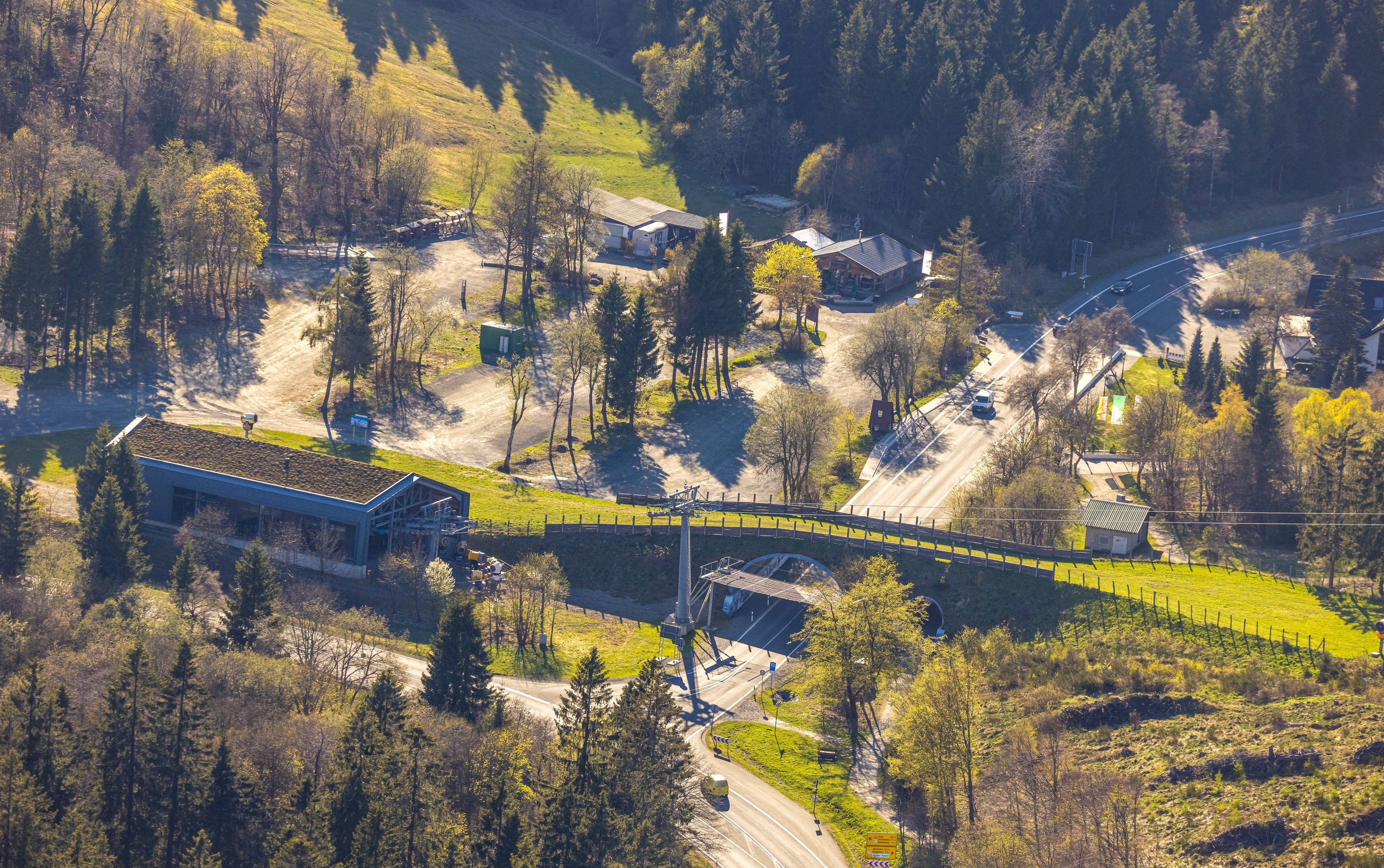 Luftbild, Grünbrücke und Skipiste an der Hochsauerland Höhenstraße.