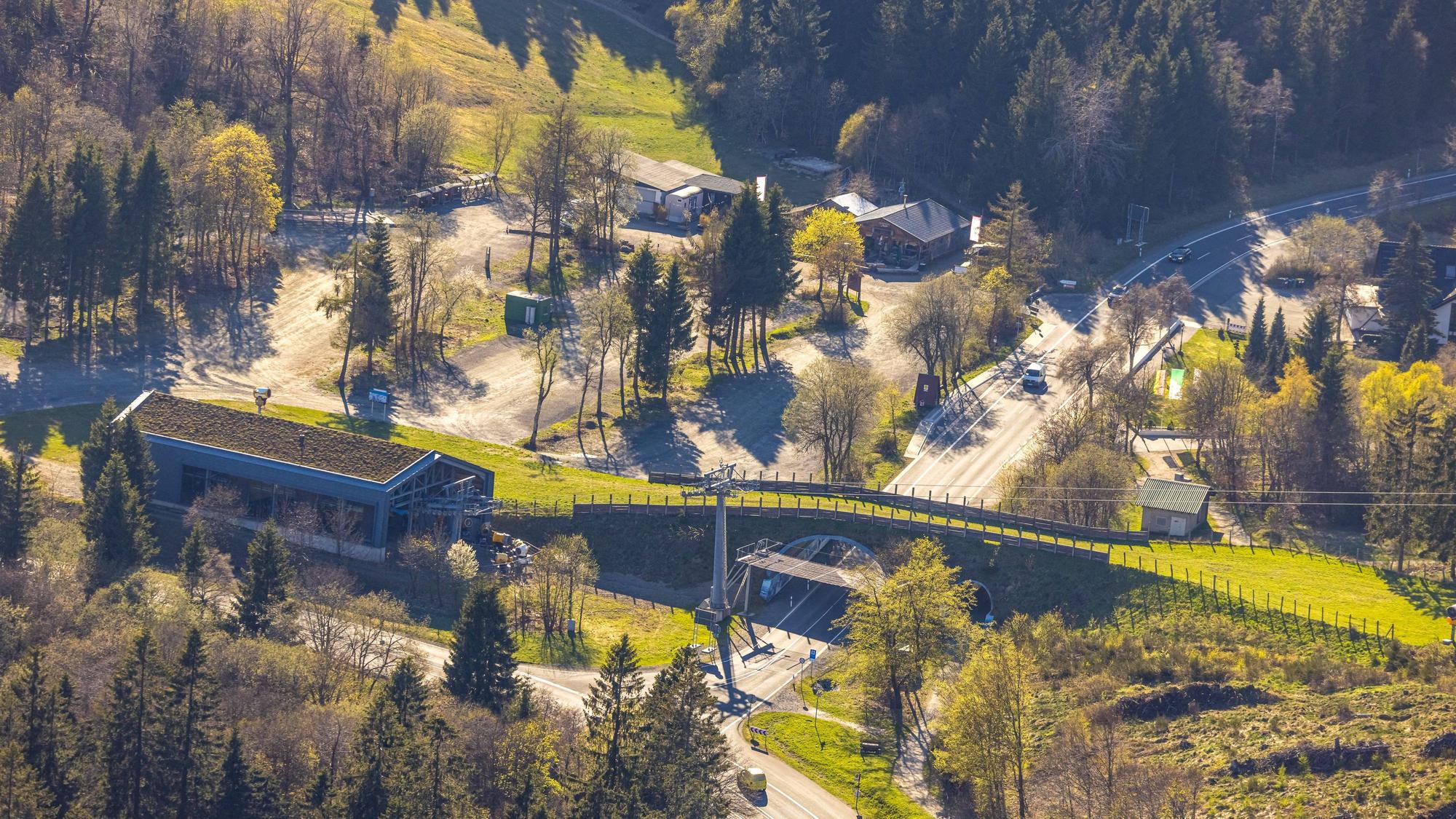Luftbild, Grünbrücke und Skipiste an der Hochsauerland Höhenstraße.