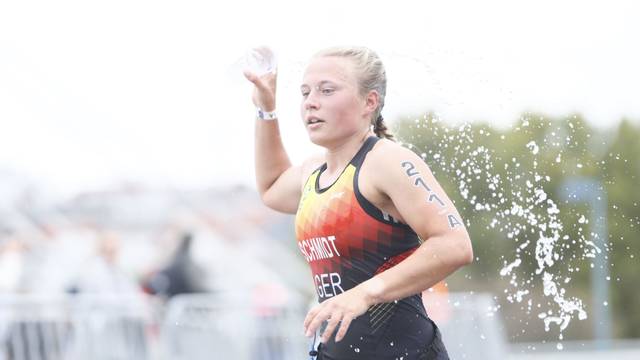 Bild einer Triathletin beim Laufen