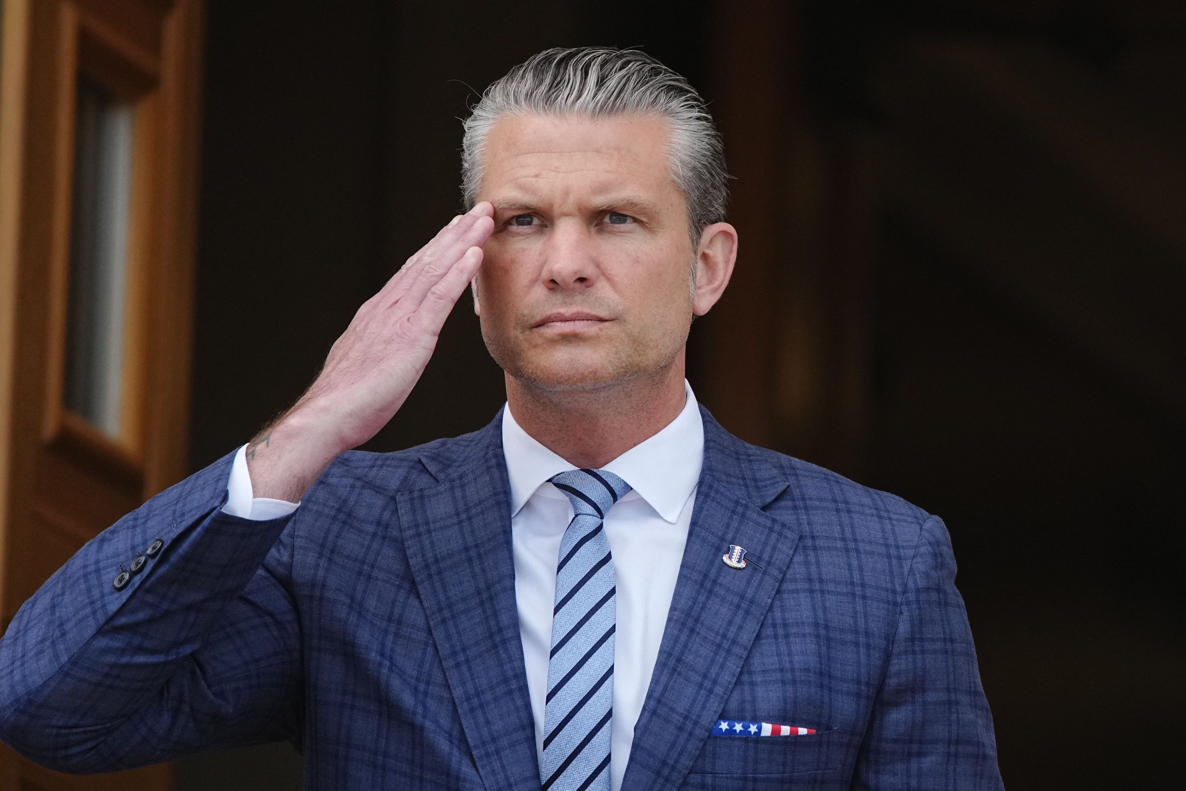 ARCHIV - 15.09.2026, USA, Arlington: Pete Hegseth, US-Verteidigungsminister, salutiert, als er Bundesverteidigungsminister Pistorius am Pentagon empfängt.