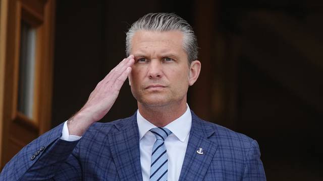 ARCHIV - 15.09.2026, USA, Arlington: Pete Hegseth, US-Verteidigungsminister, salutiert, als er Bundesverteidigungsminister Pistorius am Pentagon empfängt.