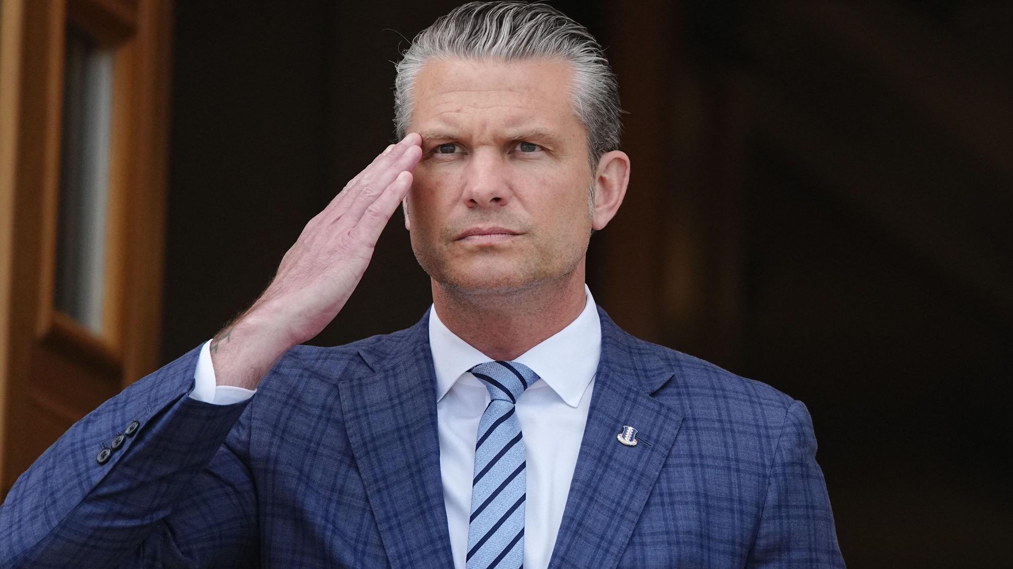 ARCHIV - 15.09.2026, USA, Arlington: Pete Hegseth, US-Verteidigungsminister, salutiert, als er Bundesverteidigungsminister Pistorius am Pentagon empfängt.