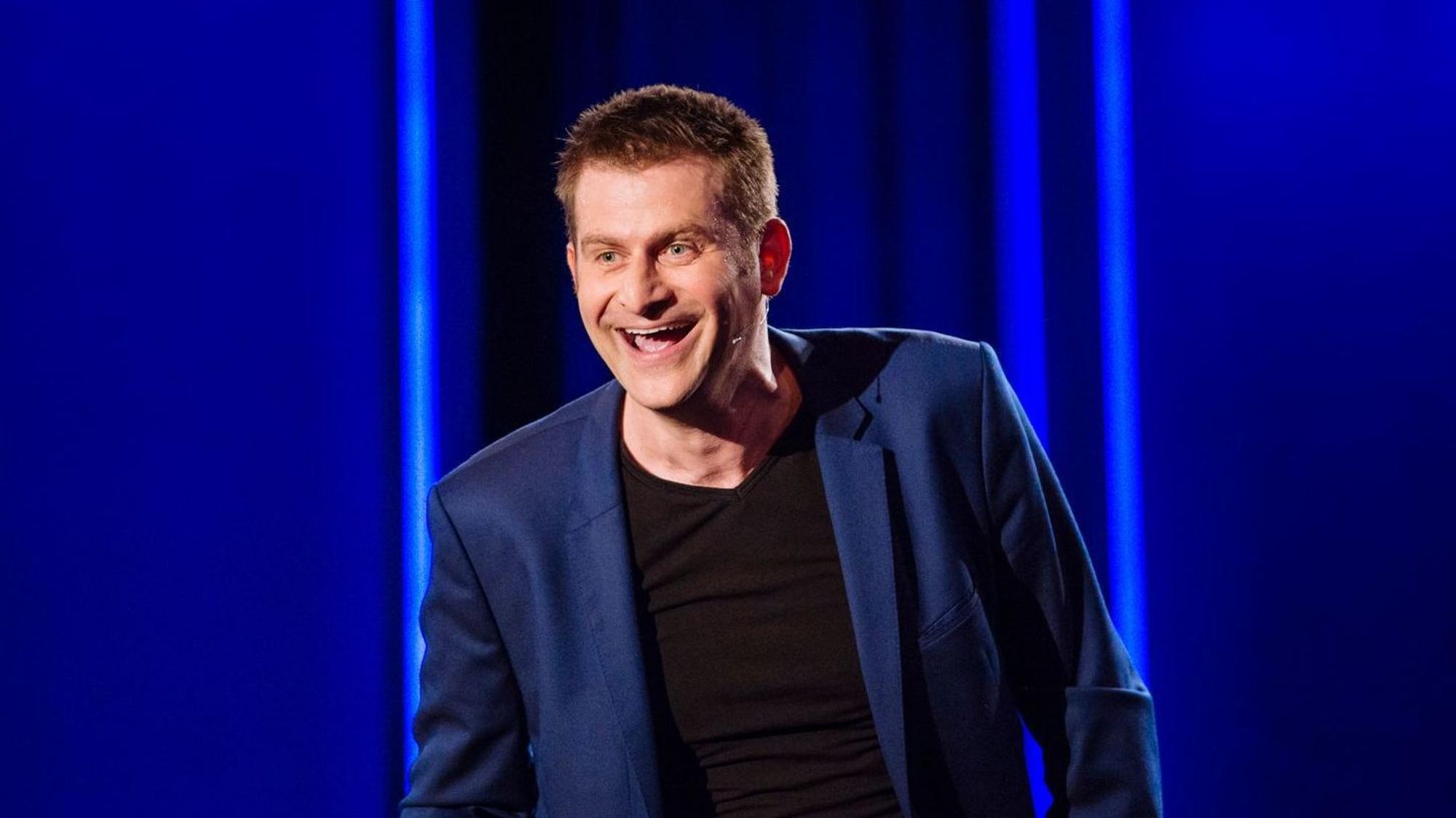 „Ich werde viel mehr von mir persönlich erzählen und mehr Raum haben, meine Lust an Comedy und Kabarett auszuleben“, sagt Michael Altinger über seine neue Sendung. (Bild: BR/Johanna Schlüter)