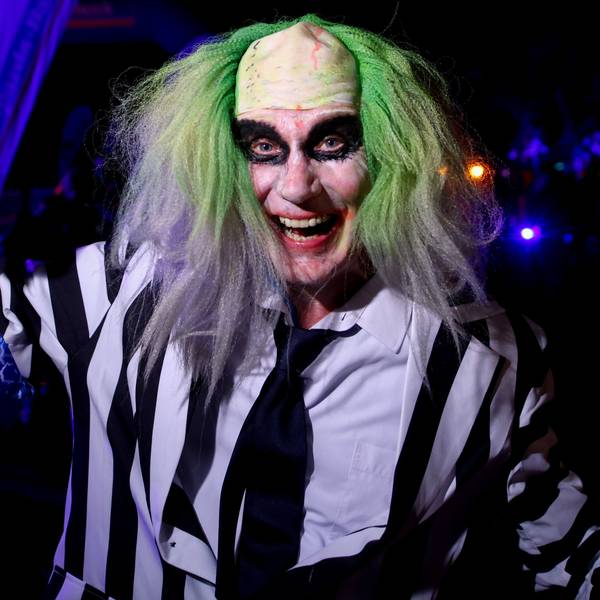 Kostümierte Läufer starten beim Halloween-Run durch den Botanischen Garten bei der im Dunklen auf einer beleuchteten Laufstrecke gelaufen wird - Norbert zeigt seine Medaille.