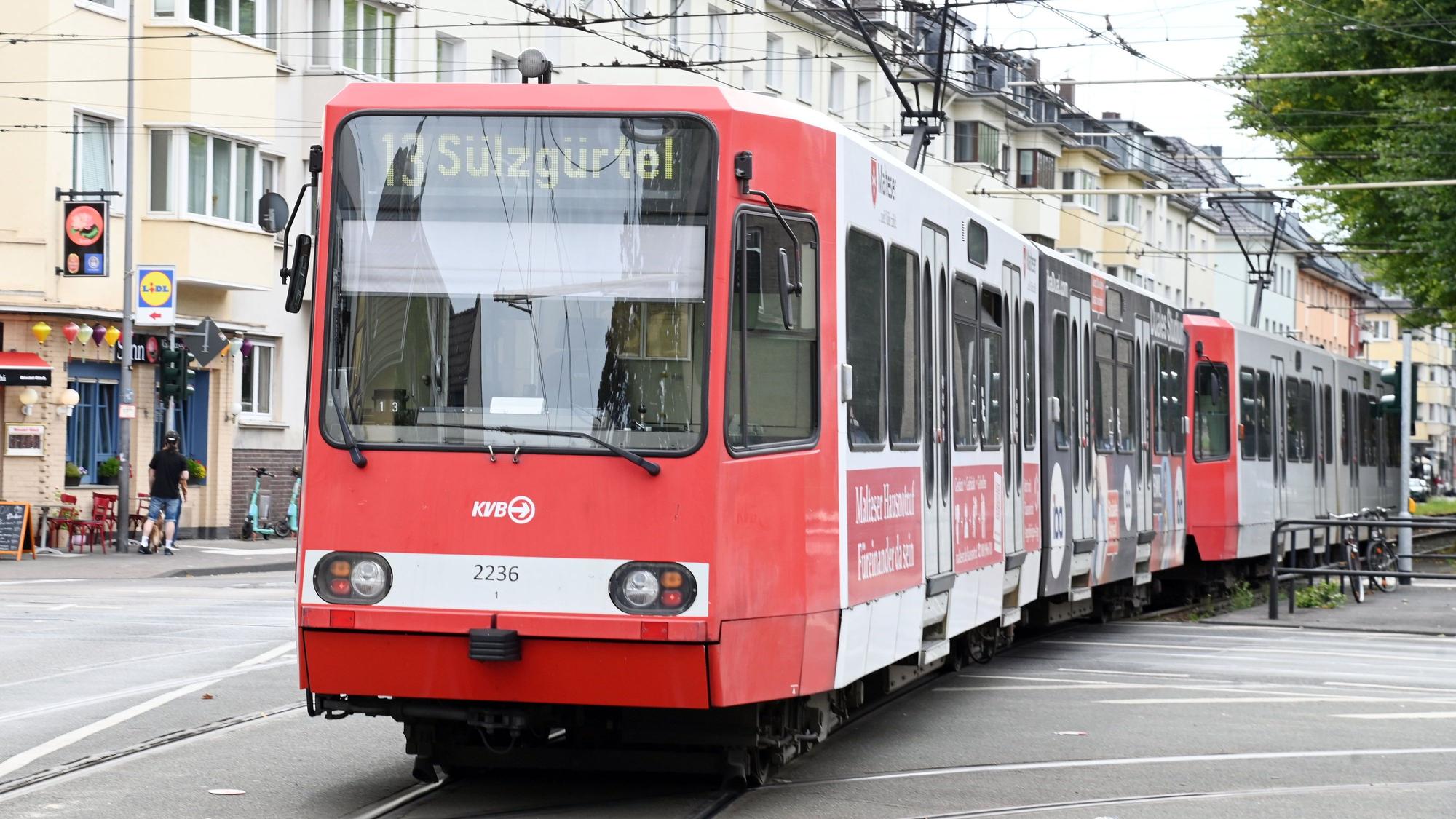 Stadtbahn der Linie 13 auf dem Sülzgürtel