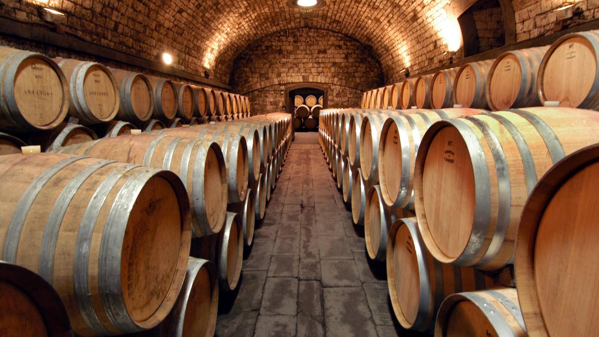 Barrique-Weinfässer stapeln sich im Keller des Weinguts Marchesi Antinori- in Sambuca Val di Pesa in der Toskana.