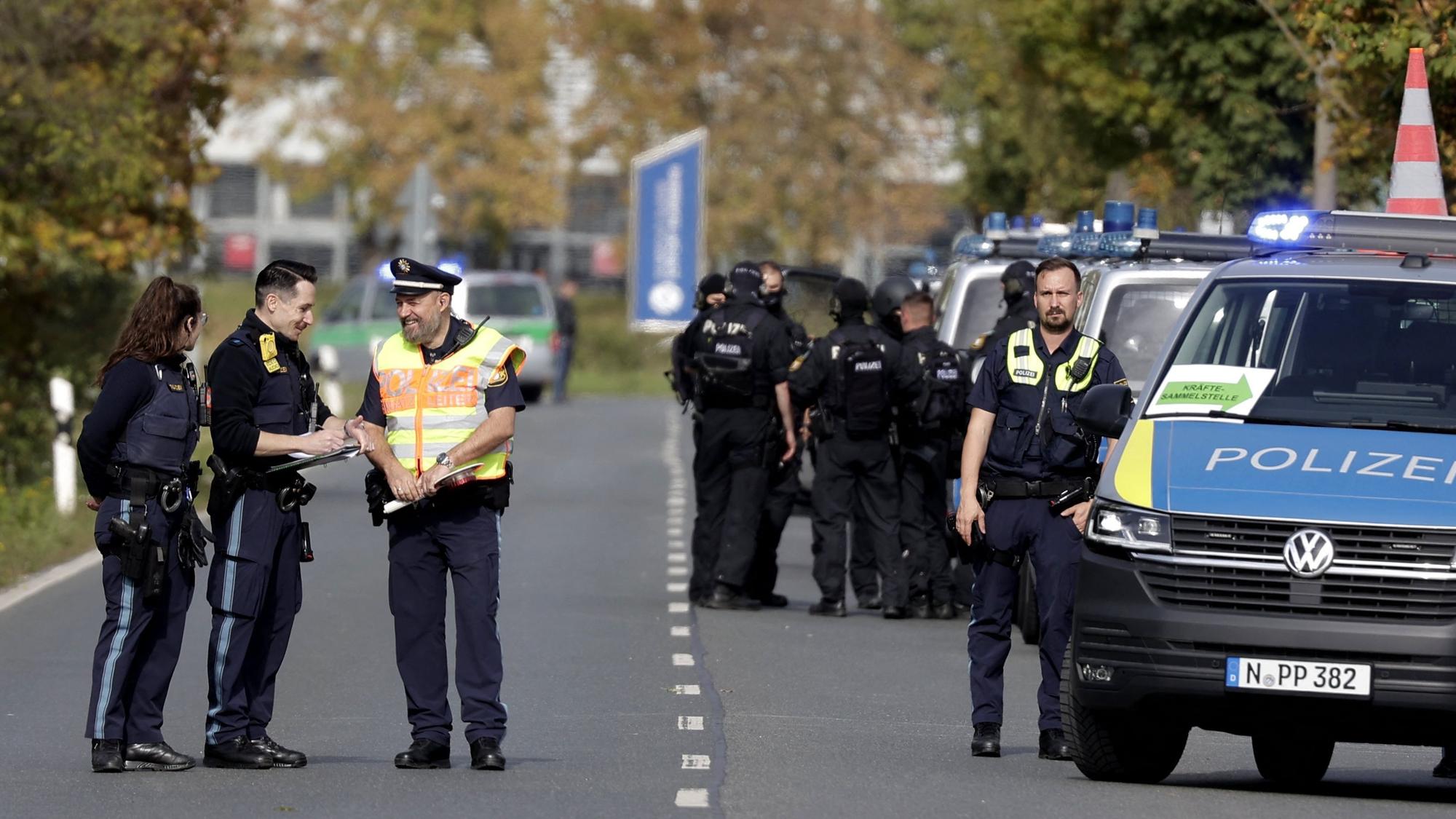 Nürnberg: Einsatzkräfte der Polizei versperren am Dienstag (13. Oktober) die Zufahrt zum Albrecht-Dürer-Airport.