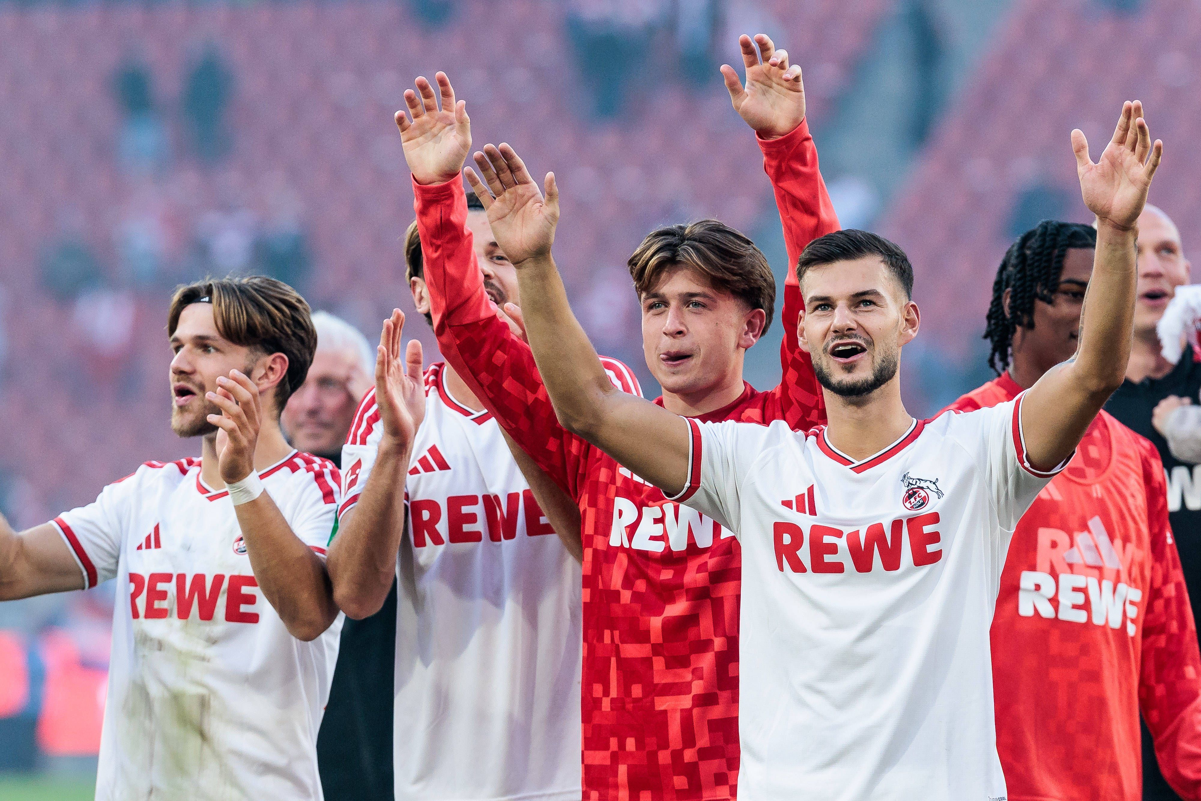 Tom Krauß (r.) feiert mit seinen Kollegen den Derbysieg gegen Borussia Mönchengladbach.