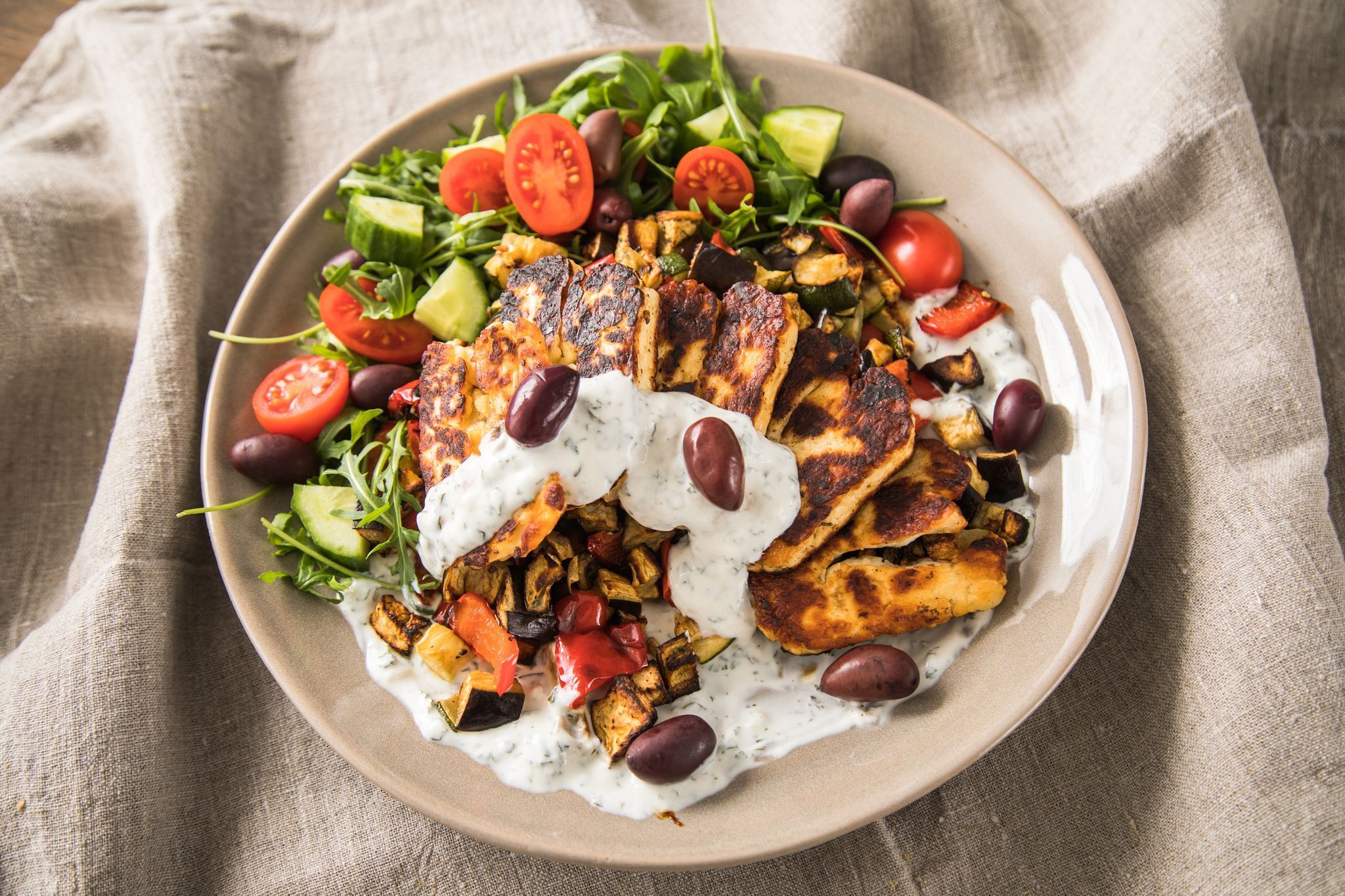 Gegrillter Halloumi auf einem Salat mit Dressing