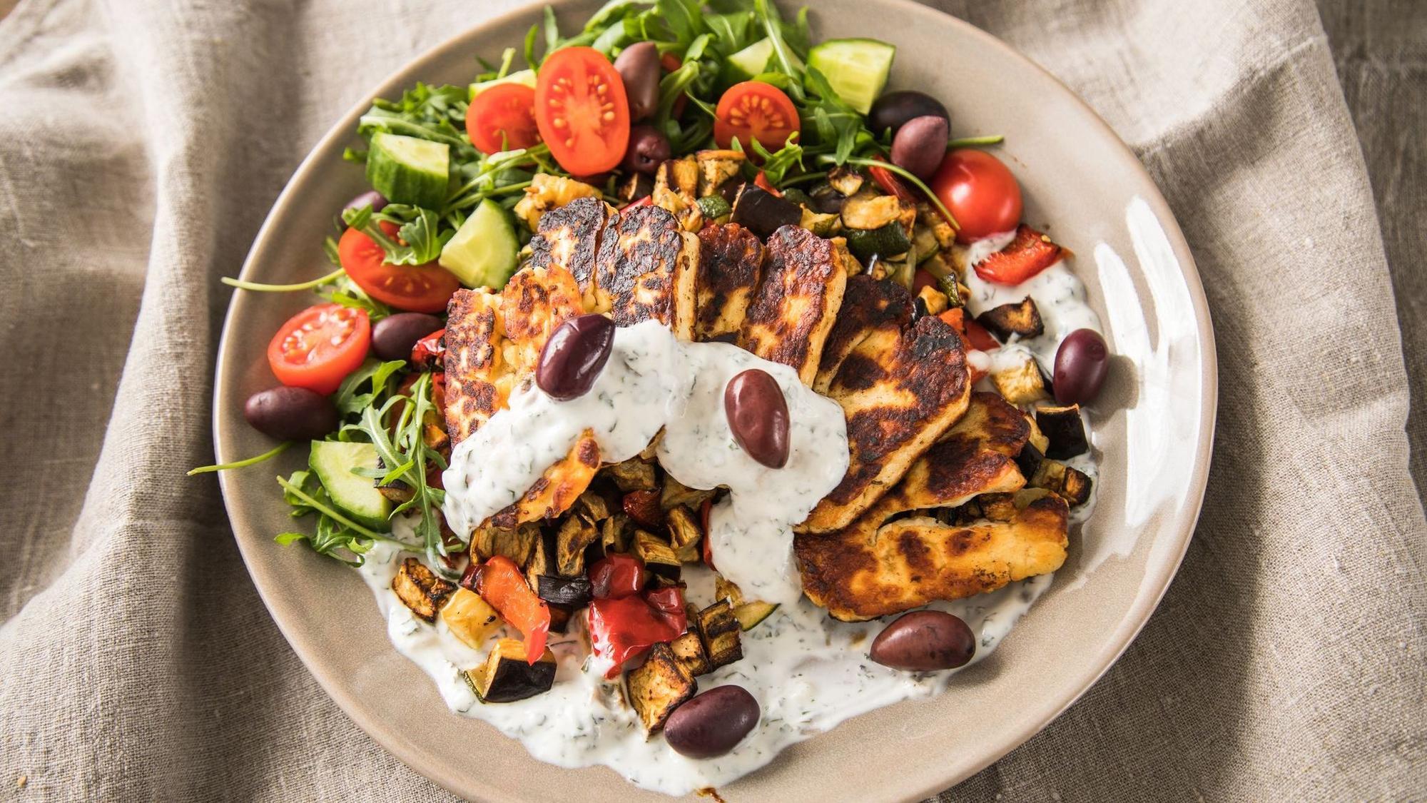 Gegrillter Halloumi auf einem Salat mit Dressing