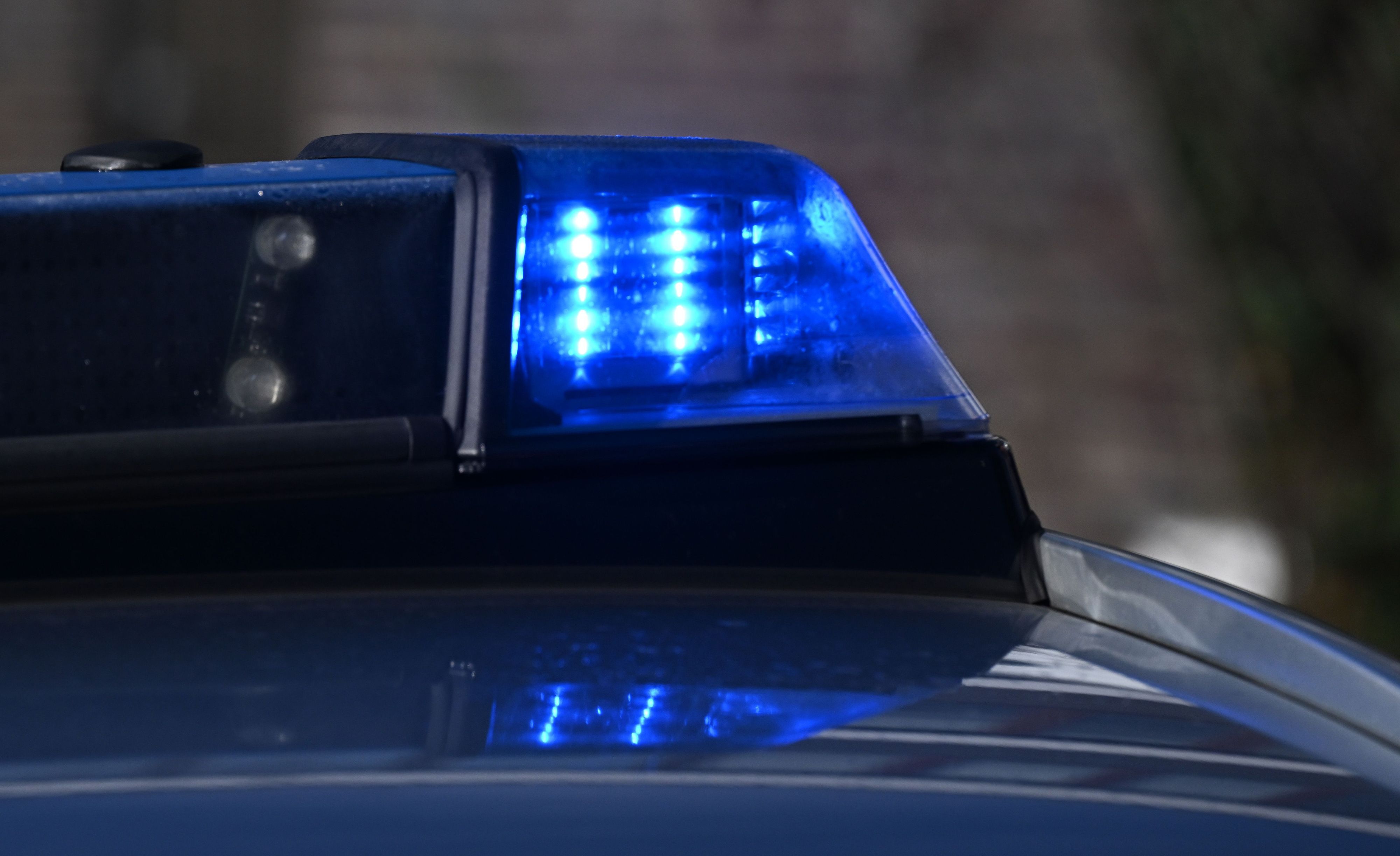 Ein Blaulicht auf einem Polizeifahrzeug.