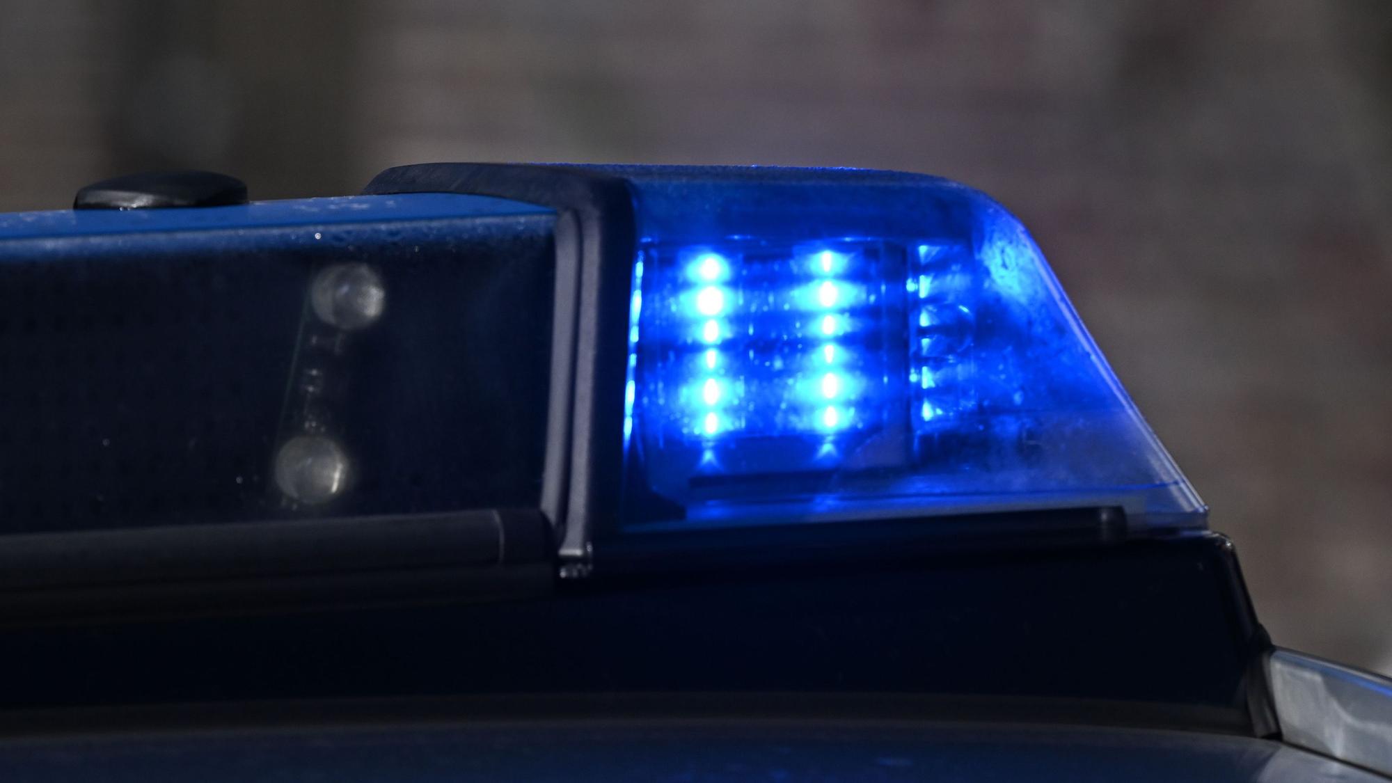 Ein Blaulicht auf einem Polizeifahrzeug.