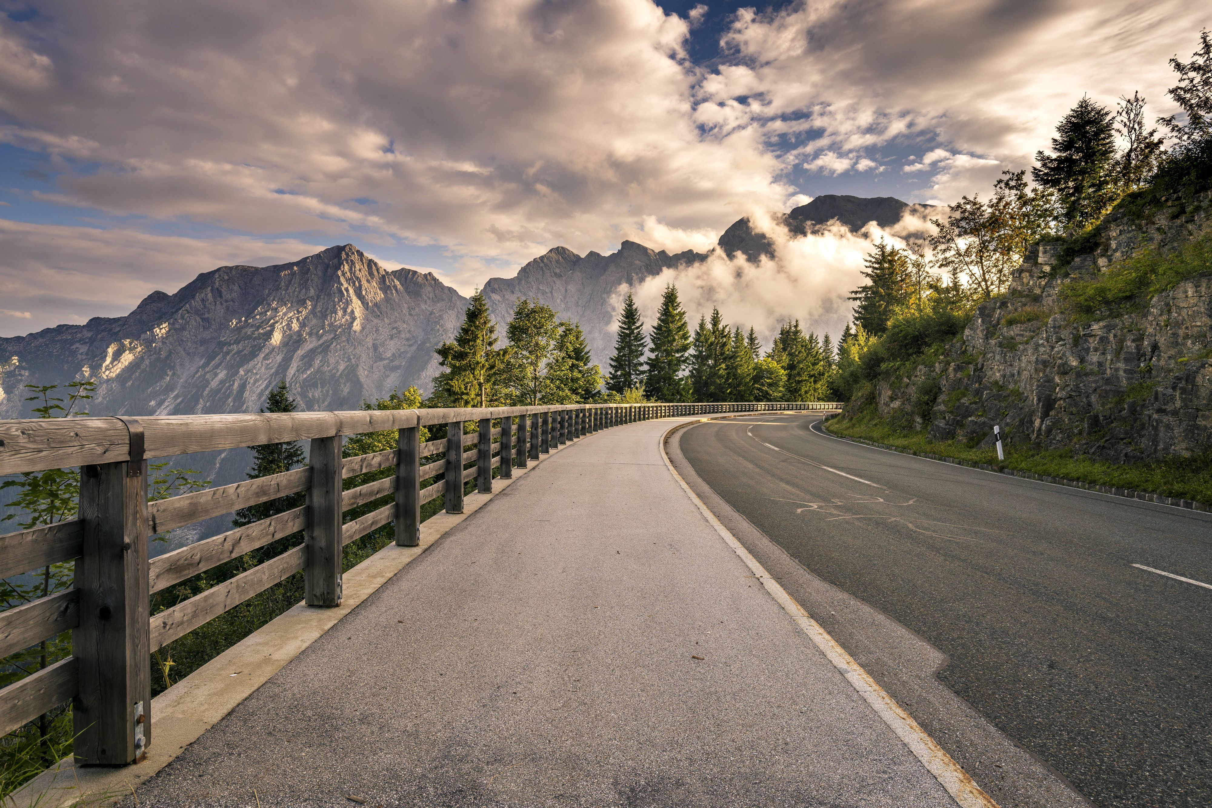 Die Roßfeld-Panoramastraße windet sich unmittelbar an den steilen Flanken der Berchtesgadener Alpen entlang.