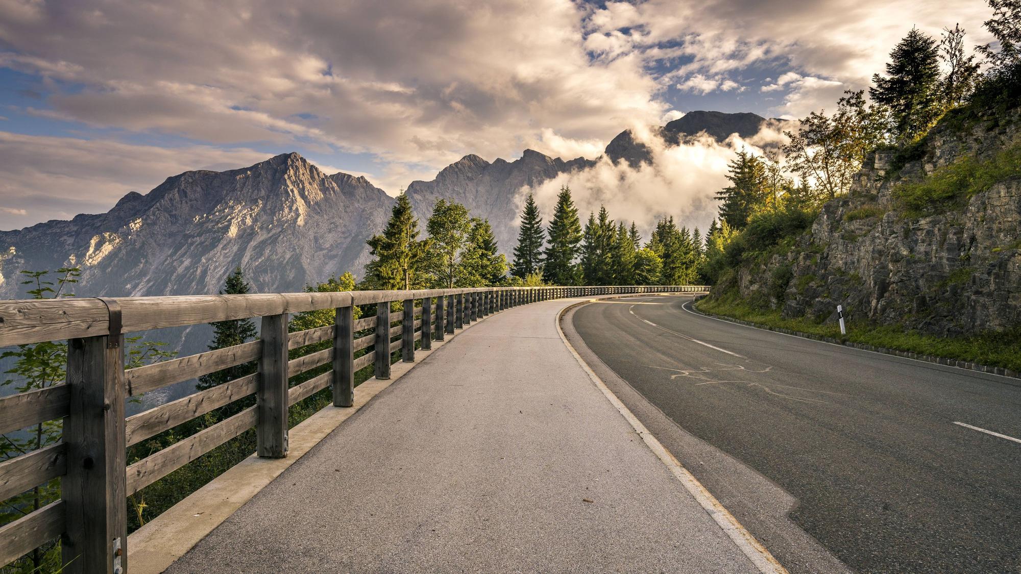 Die Roßfeld-Panoramastraße windet sich unmittelbar an den steilen Flanken der Berchtesgadener Alpen entlang.