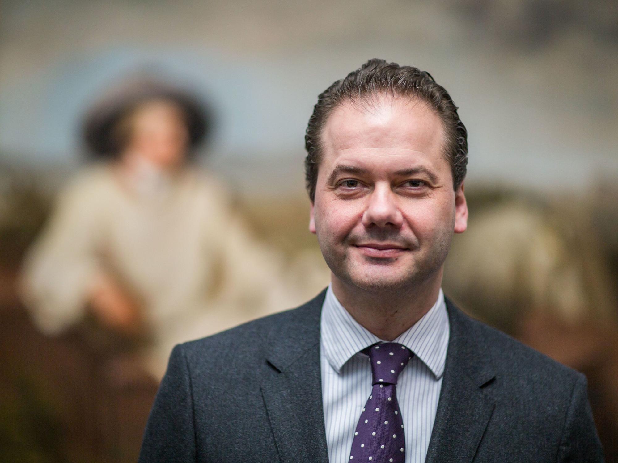 Der damalige Direktor von Städel, Schirn und Liebieghaus, Max Hollein, steht im Städel-Museum vor dem Holbein-Bild «Goethe in der Campagna».