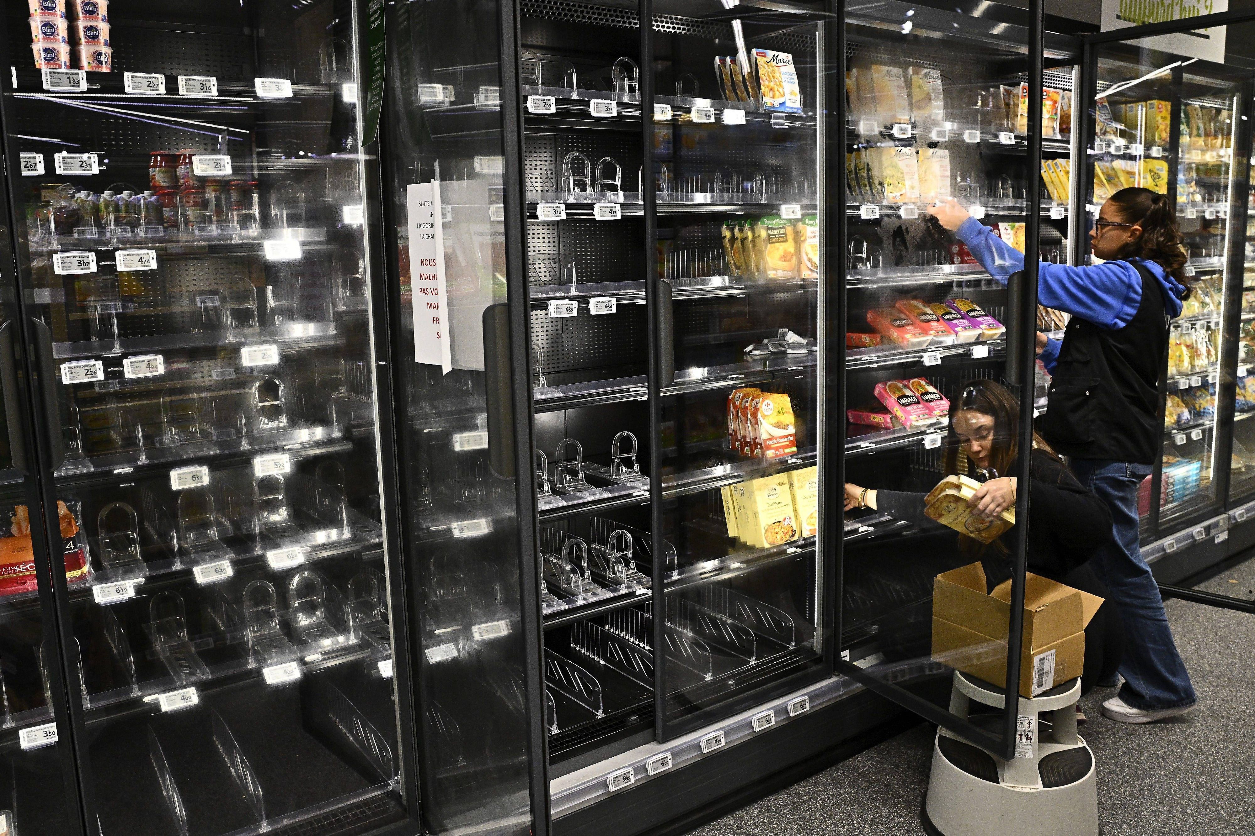 In Frankreich müssen wegen eines Cyberangriffs viele gekühlte Produkte in Supermärkten weggeworfen werden, wie hier in einem Carrefour-Markt in Rennes.