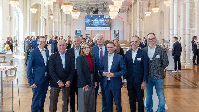 Martin Meyer (Miltenyi Biotec, v.l.) Gunnar Herrmann (Arbeitgeberpräsident Köln), Frank Blase (Igus), Melanie von der Wiesche (DLR) Carl Martin Welcker (Schütte), Andreas Feicht (Rhein-Energie), Martin Schönheit (Schönheit und Partner) und Frank Piotraschke (Octonomy AI)