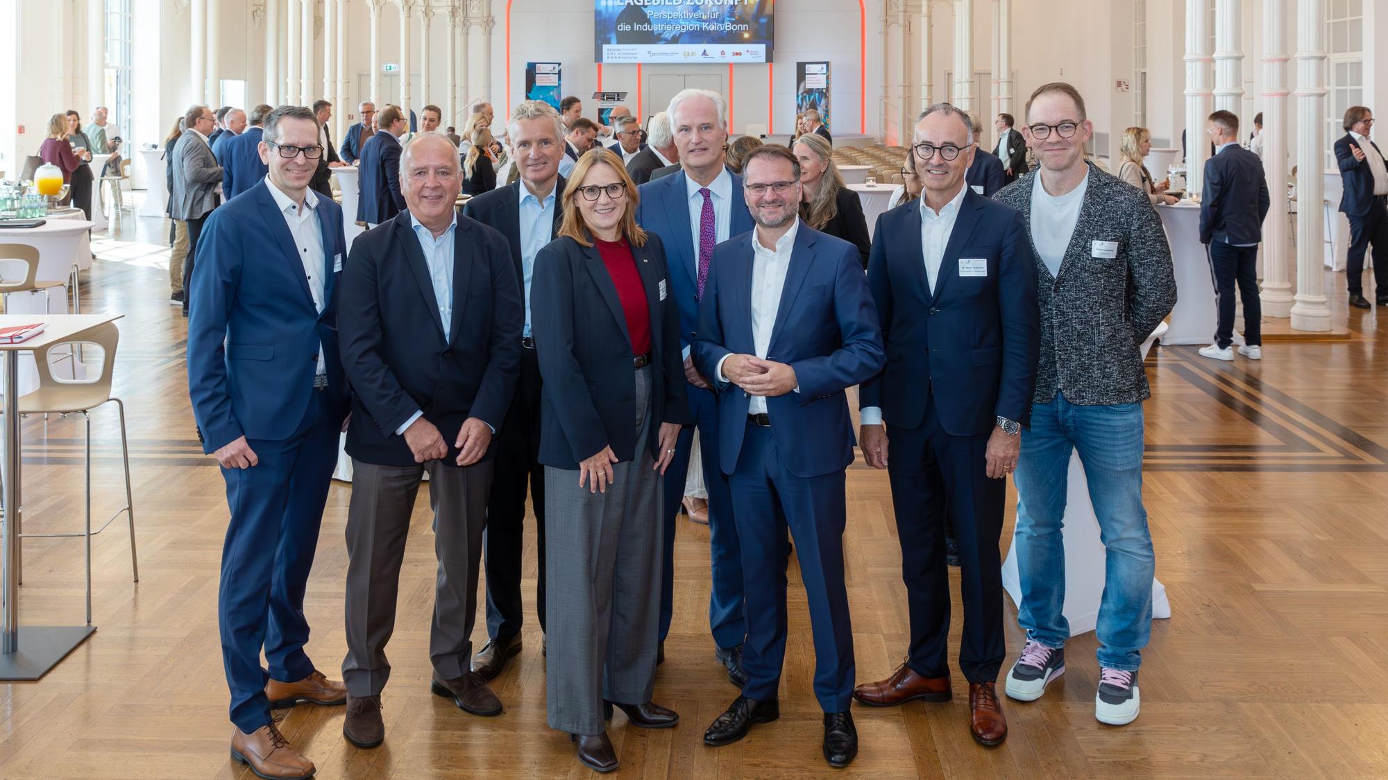 Martin Meyer (Miltenyi Biotec, v.l.) Gunnar Herrmann (Arbeitgeberpräsident Köln), Frank Blase (Igus), Melanie von der Wiesche (DLR) Carl Martin Welcker (Schütte), Andreas Feicht (Rhein-Energie), Martin Schönheit (Schönheit und Partner) und Frank Piotraschke (Octonomy AI)
