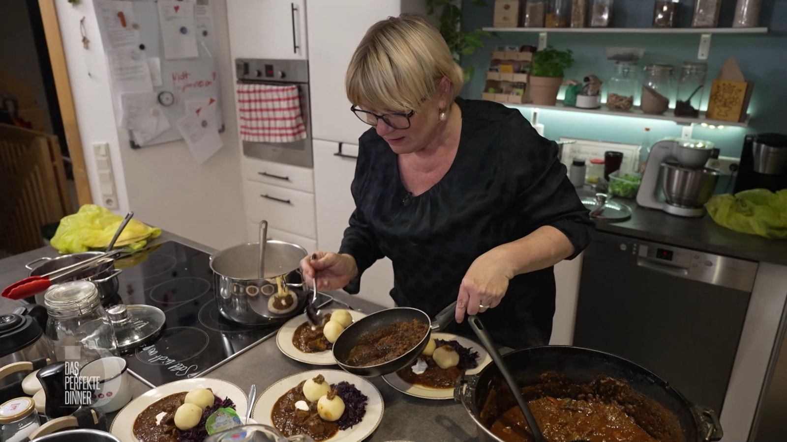 Bodenständiger „Hexenkessel“: Als Hauptgang serviert Sarah Gulasch mit Klößen und Rotkraut. (Bild: RTL )