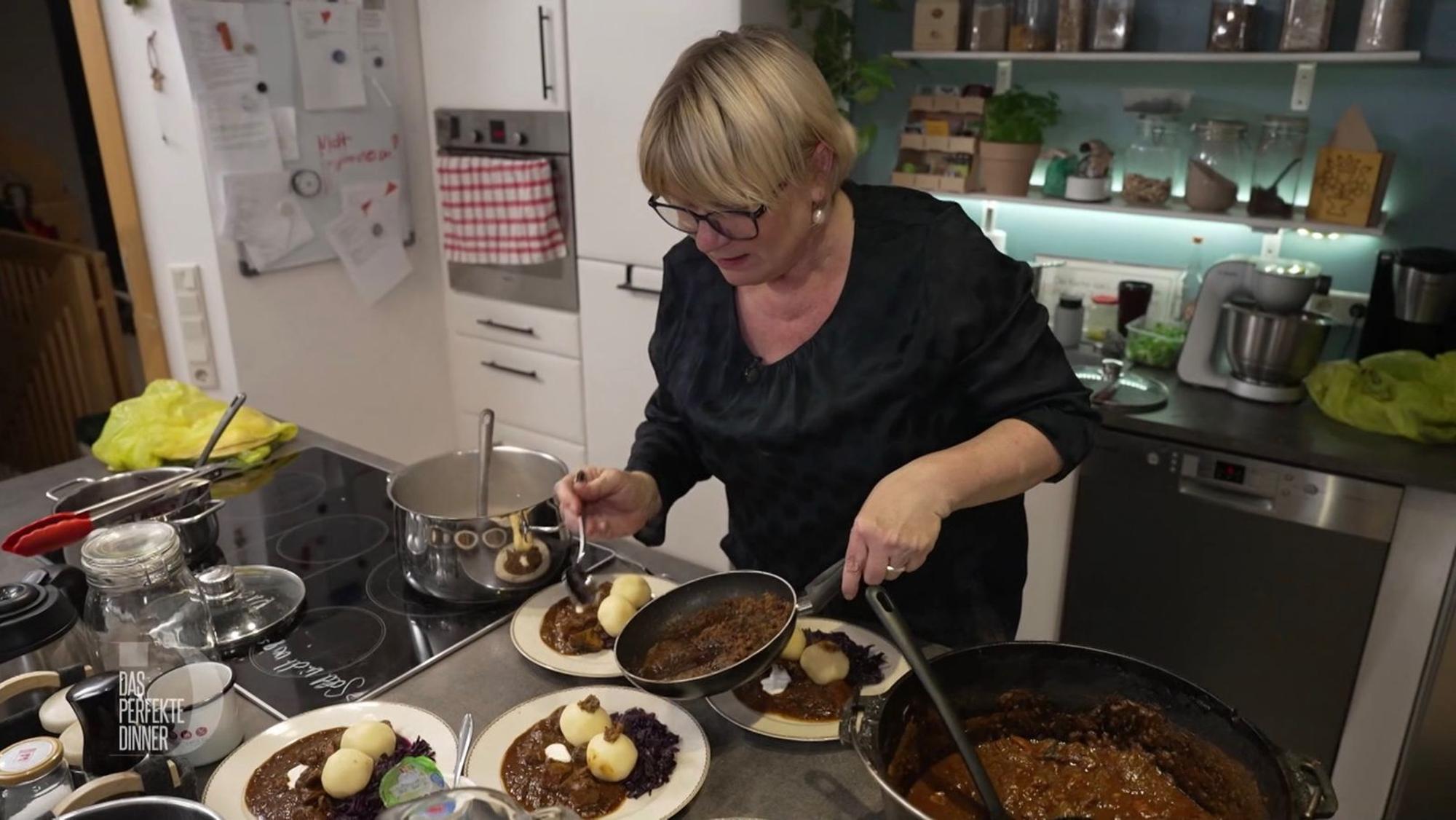 Bodenständiger „Hexenkessel“: Als Hauptgang serviert Sarah Gulasch mit Klößen und Rotkraut. (Bild: RTL )