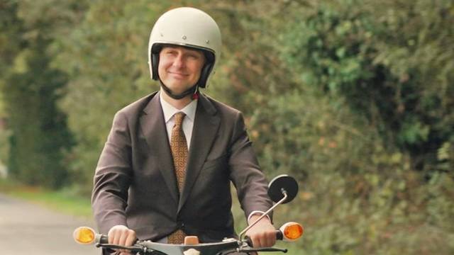 Jan Böhmermann in einer Szene aus dem „ZDF Magazin Royale“ vom 2. Oktober. Der Einspieler sorgt nun für Wirbel in den sozialen Netzwerken.