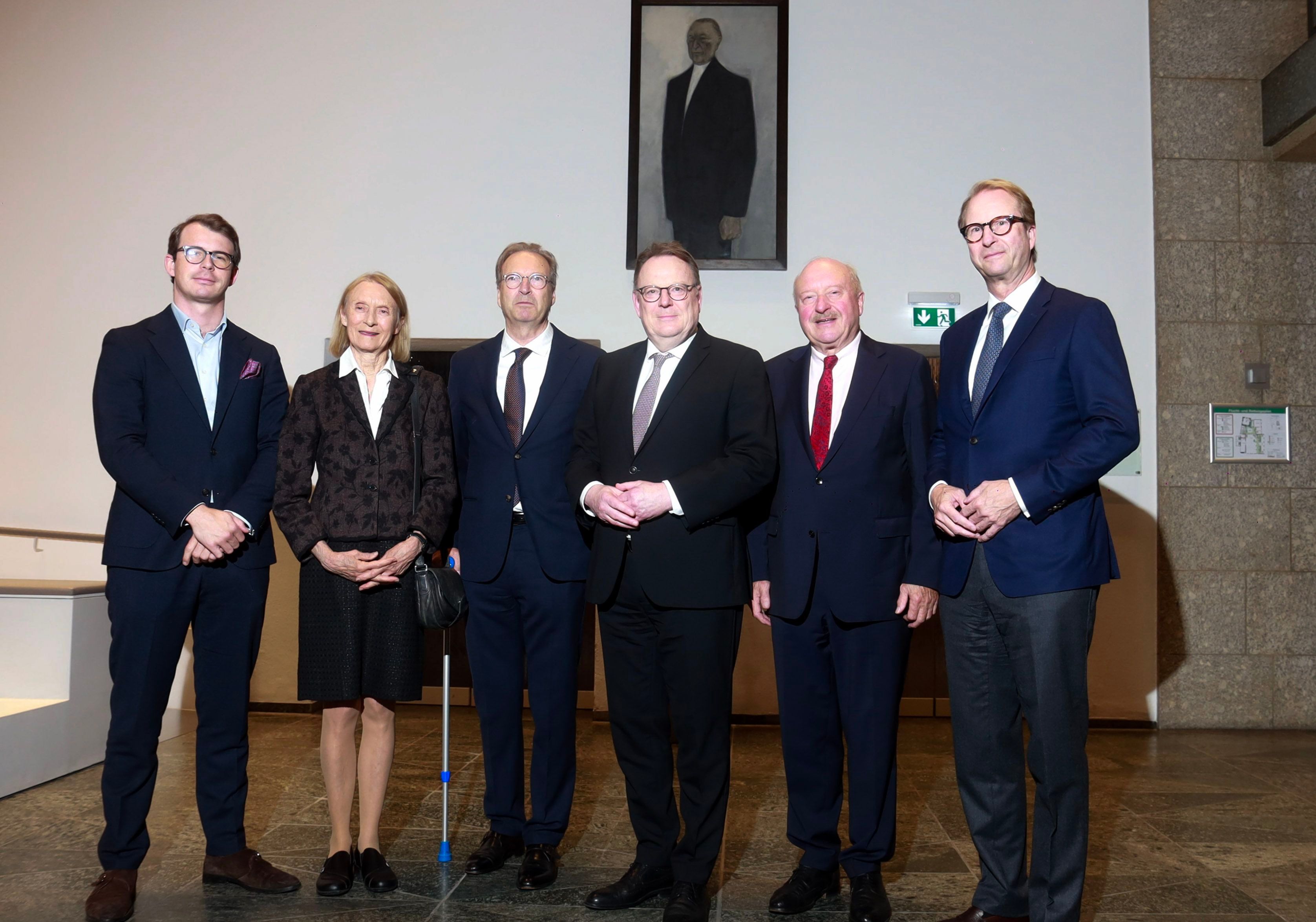 Familie Adenauer: Nikolaus, Bettina, Paul, Konrad Paul Karl, Patrick (v.l.) mit Oberbürgermeister Torsten Burmester (mitte) im Rathaus.