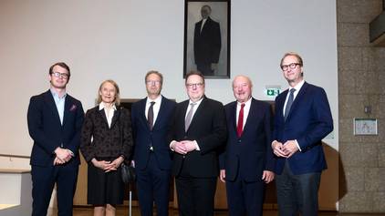 Familie Adenauer: Nikolaus, Bettina, Paul, Konrad Paul Karl, Patrick (v.l.) mit Oberbürgermeister Torsten Burmester (mitte) im Rathaus.