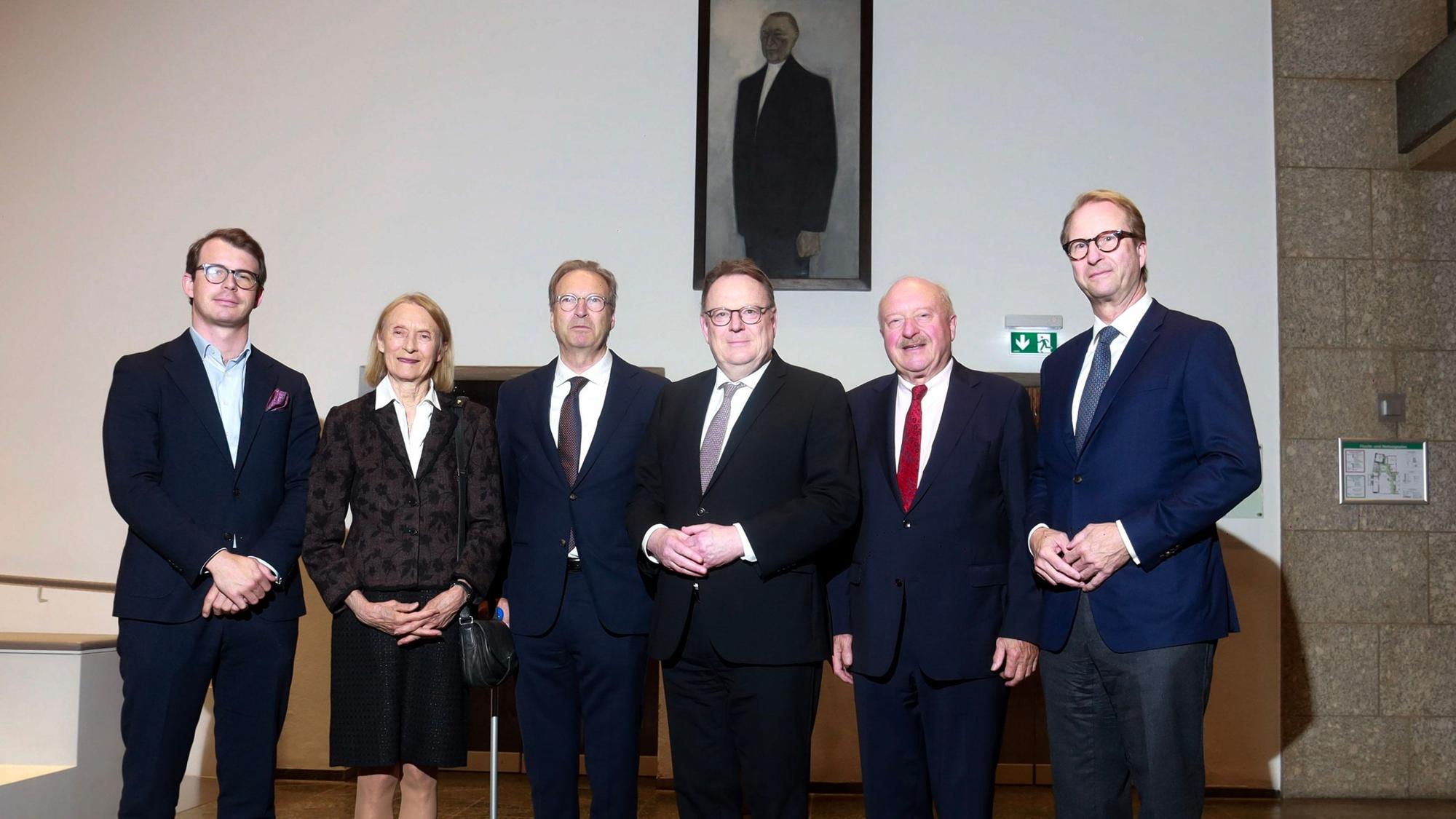 Familie Adenauer: Nikolaus, Bettina, Paul, Konrad Paul Karl, Patrick (v.l.) mit Oberbürgermeister Torsten Burmester (mitte) im Rathaus.
