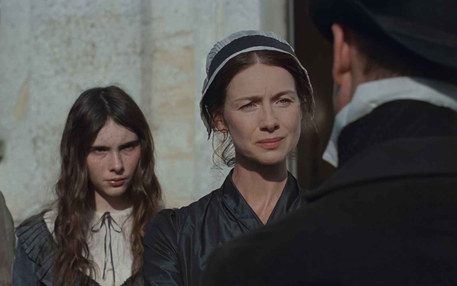 Nach dem Tod ihres Mannes sind Mrs. Dashwood (Caitríona Balfe, zweite von rechts) und ihre drei Töchter (hier: Bodhi Rae Breathnach als Margaret) plötzlich mittellos.  (Bild: Courtesy of Focus Features / 2026 FOCUS FEATURES)