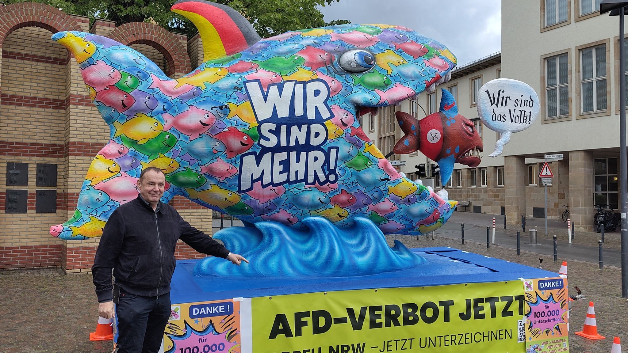Der bekannte Düsseldorfer Wagenbauer Jacques Tilly vor seinem Fisch. Er unterstützt damit die Forderung nach einem AfD-Verbot. (Handout-Bild)