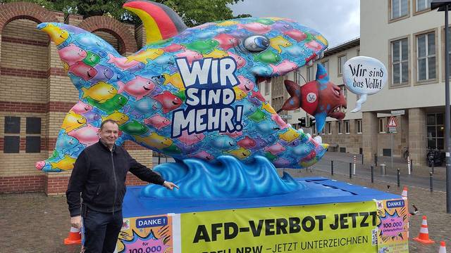 Der bekannte Düsseldorfer Wagenbauer Jacques Tilly vor seinem Fisch. Er unterstützt damit die Forderung nach einem AfD-Verbot. (Handout-Bild)