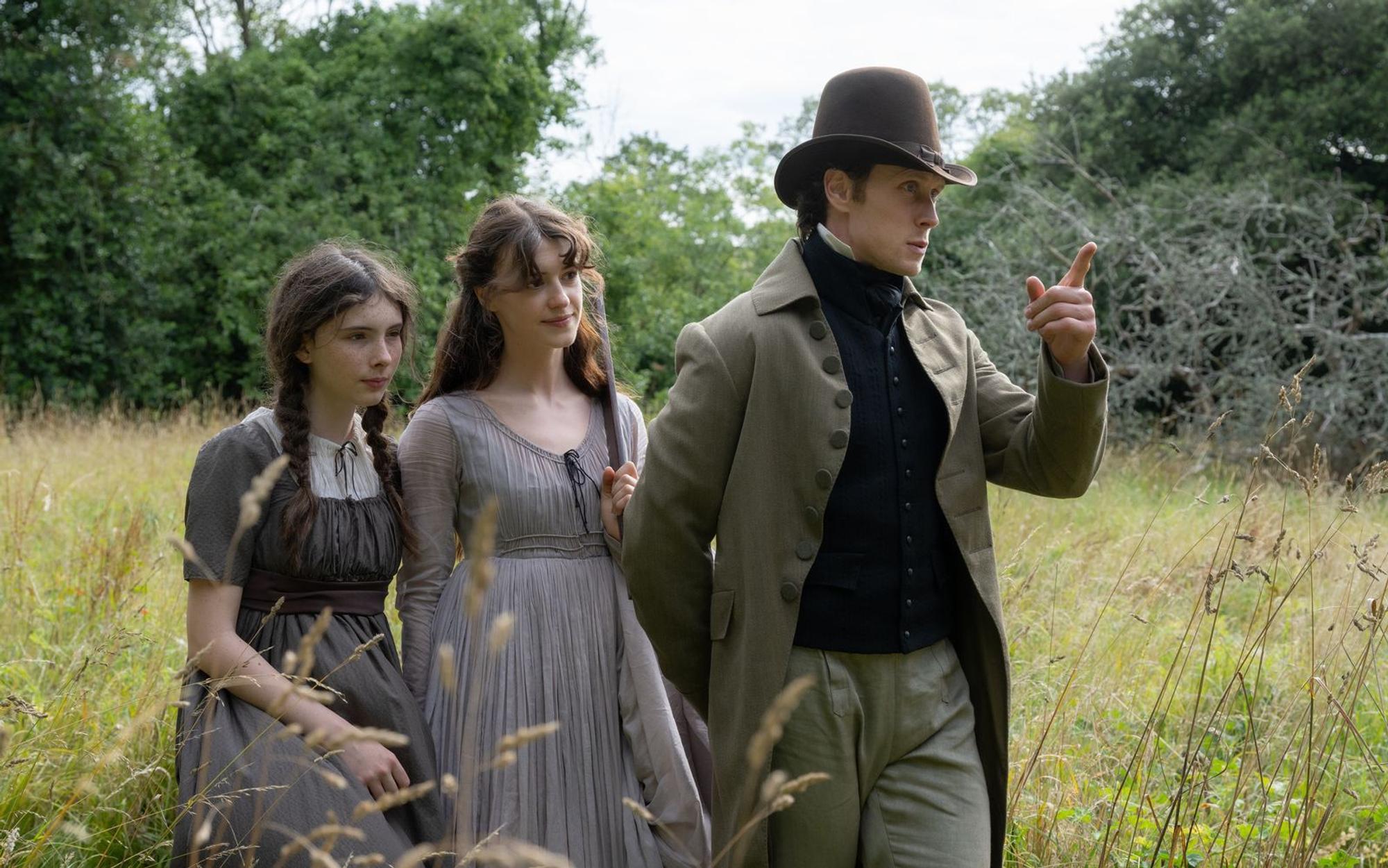 Elinor Dashwood (Daisy Edgar-Jones, Mitte) hat heimlich Gefühle für Edward Ferrars (George MacKay). Könnte eine Hochzeit sie und ihre Schwester Margaret (Bodhi Rae Breathnach) aus ihrem aktuellen Elend retten? (Bild: Alex Bailey / 2026 FOCUS FEATURES LLC)