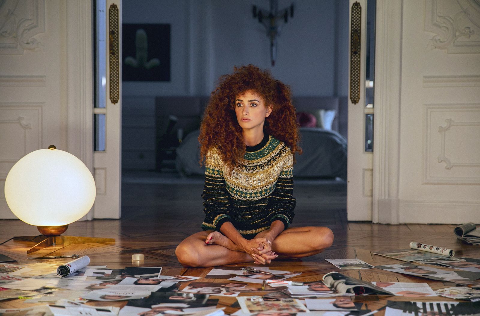 Auf der Suche nach Inspiration schneidet die exzentrische Regisseurin Lola Cuevas (Penélope Cruz) Gesichter aus Zeitschriften aus.  (Bild: Studiocanal)