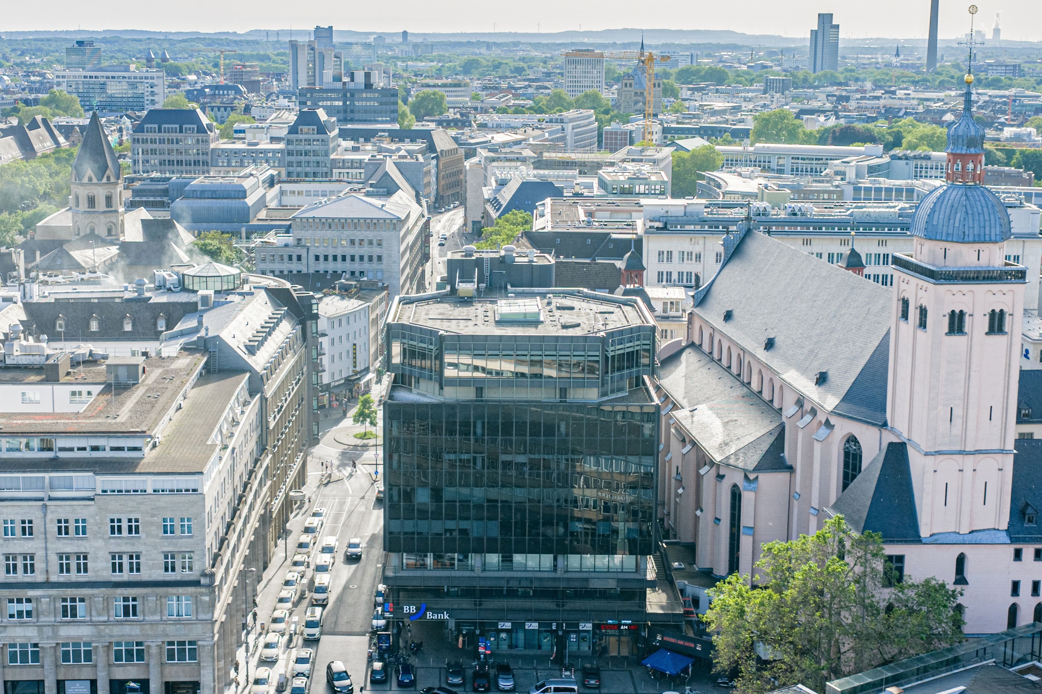 Der Blick auf das die frühere Rolex-Zentrale. Den Firmen-Schriftzug hatte das Unternehmen in der Vergangenheit entfernt.