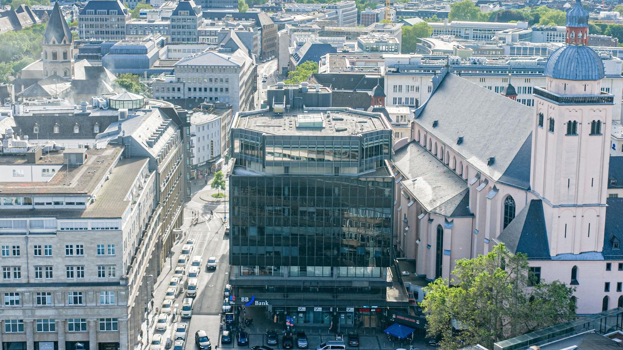 Der Blick auf das die frühere Rolex-Zentrale. Den Firmen-Schriftzug hatte das Unternehmen in der Vergangenheit entfernt.