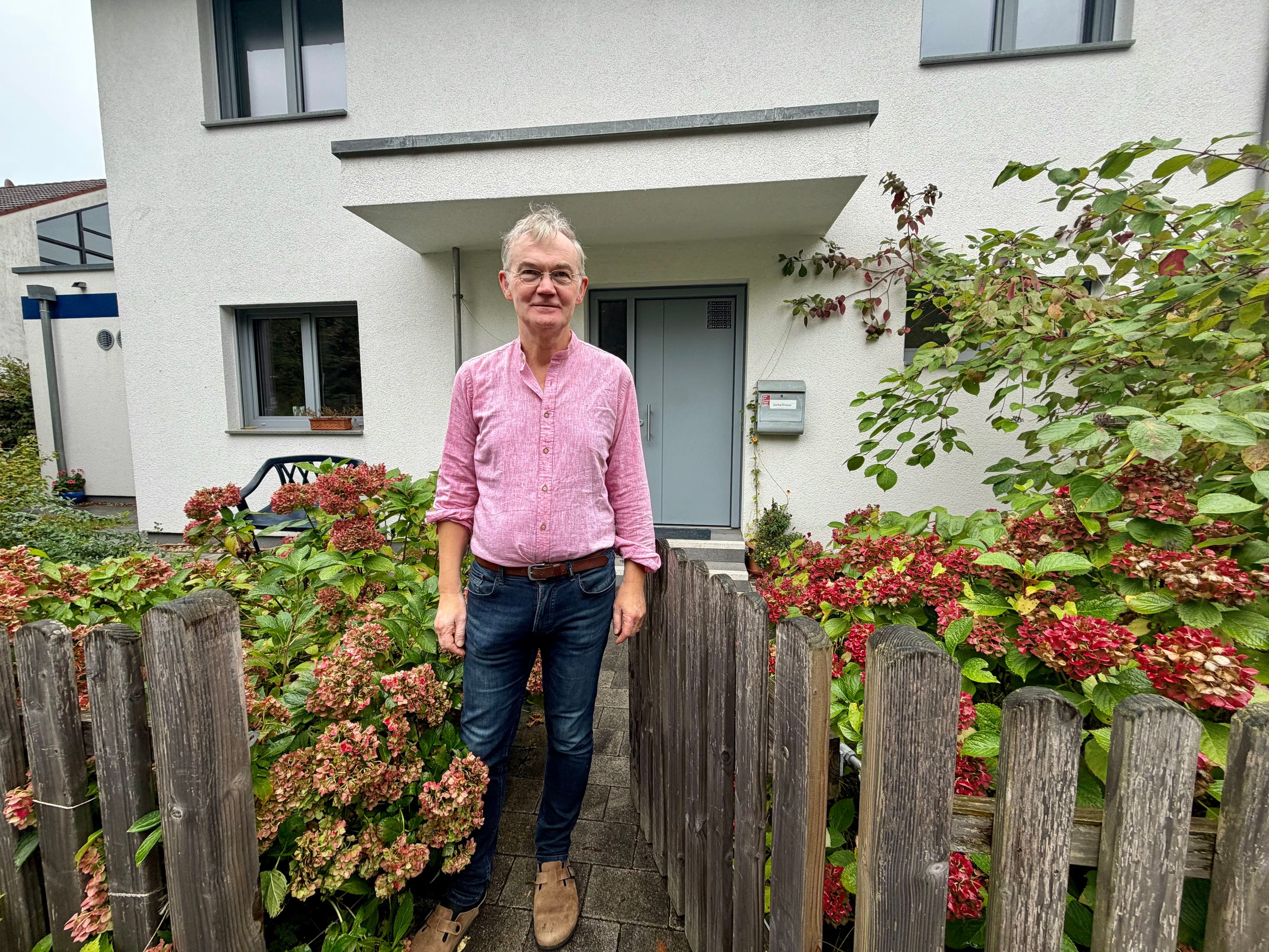 Pfarrer Jürgen Dreyer vor seinem Pfarrhaus in Schlebusch, aus dem er in Kürze auszieht