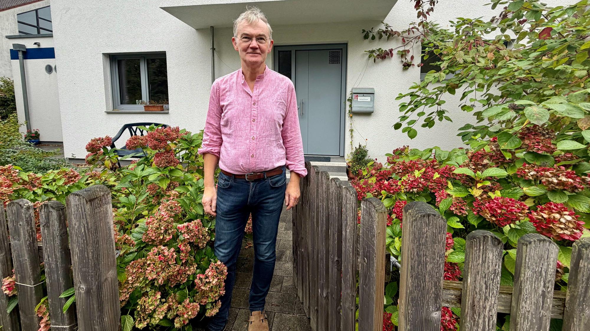 Pfarrer Jürgen Dreyer vor seinem Pfarrhaus in Schlebusch, aus dem er in Kürze auszieht