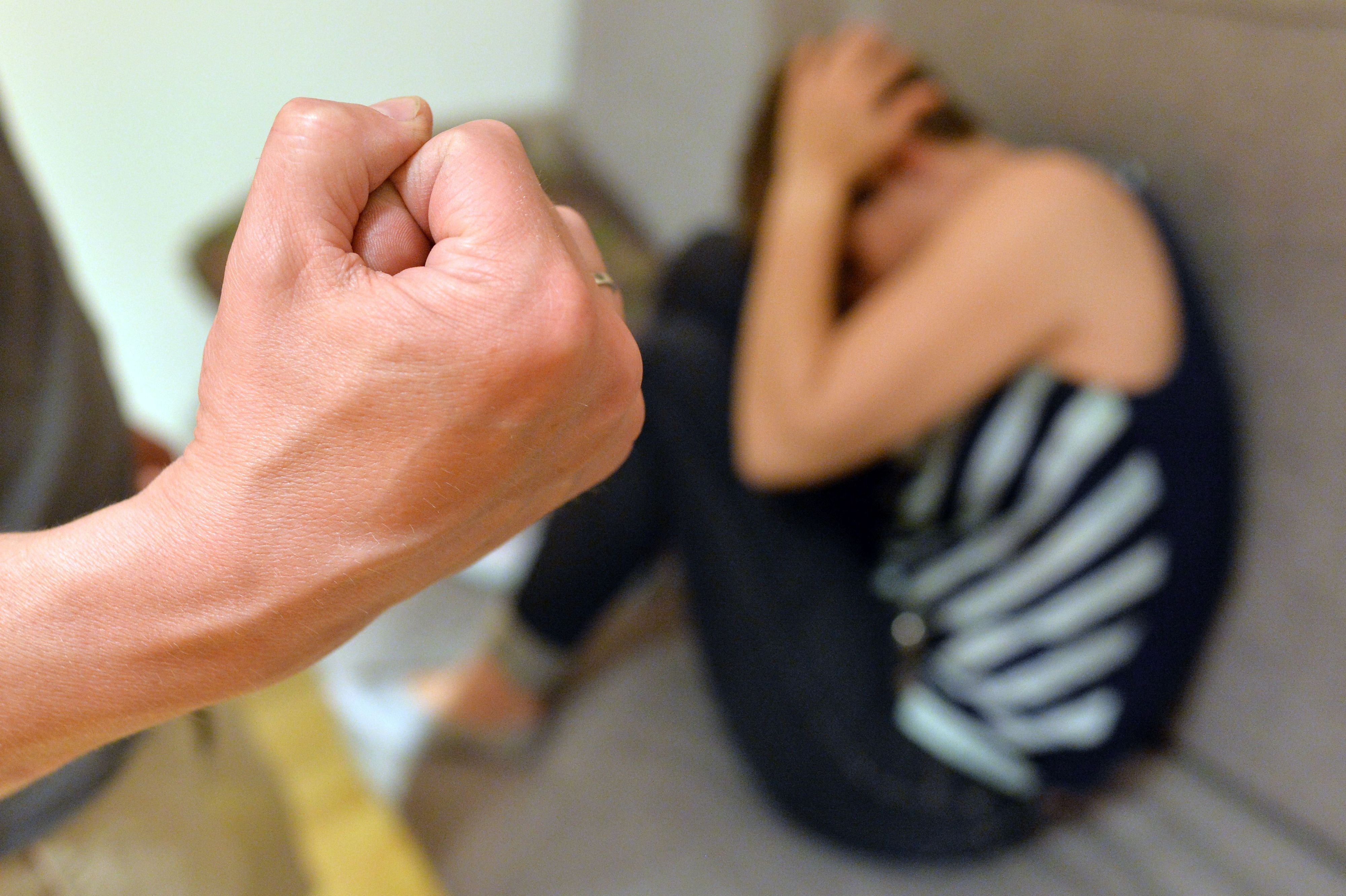 ARCHIV - 07.06.2016, Baden-Württemberg, Berlin: Eine Frau versucht, sich vor der Gewalt eines Mannes zu schützen (gestellte Szene). (zu dpa: «Landesfrauenrat: Zu wenig Schutzplätze für Frauen in MV») Foto: Maurizio Gambarini/dpa +++ dpa-Bildfunk +++