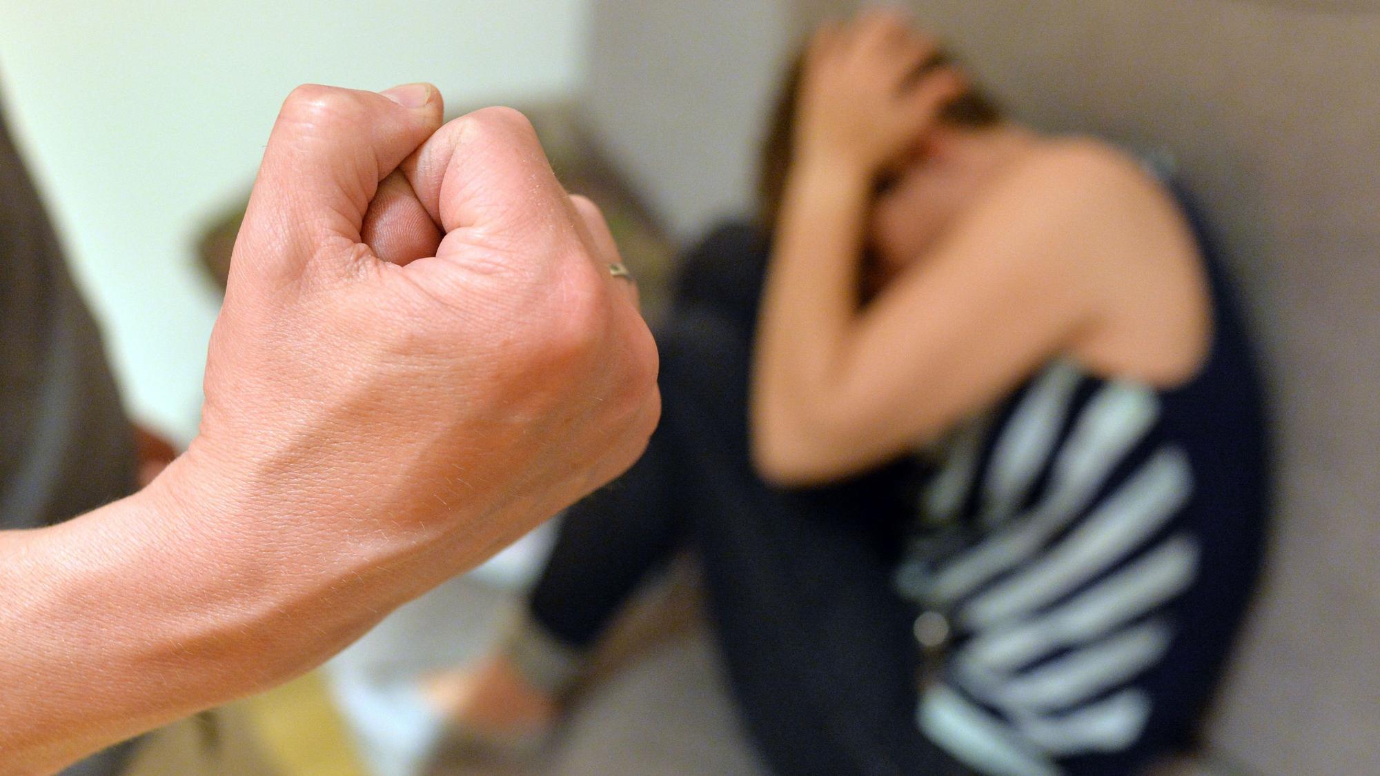 ARCHIV - 07.06.2016, Baden-Württemberg, Berlin: Eine Frau versucht, sich vor der Gewalt eines Mannes zu schützen (gestellte Szene). (zu dpa: «Landesfrauenrat: Zu wenig Schutzplätze für Frauen in MV») Foto: Maurizio Gambarini/dpa +++ dpa-Bildfunk +++