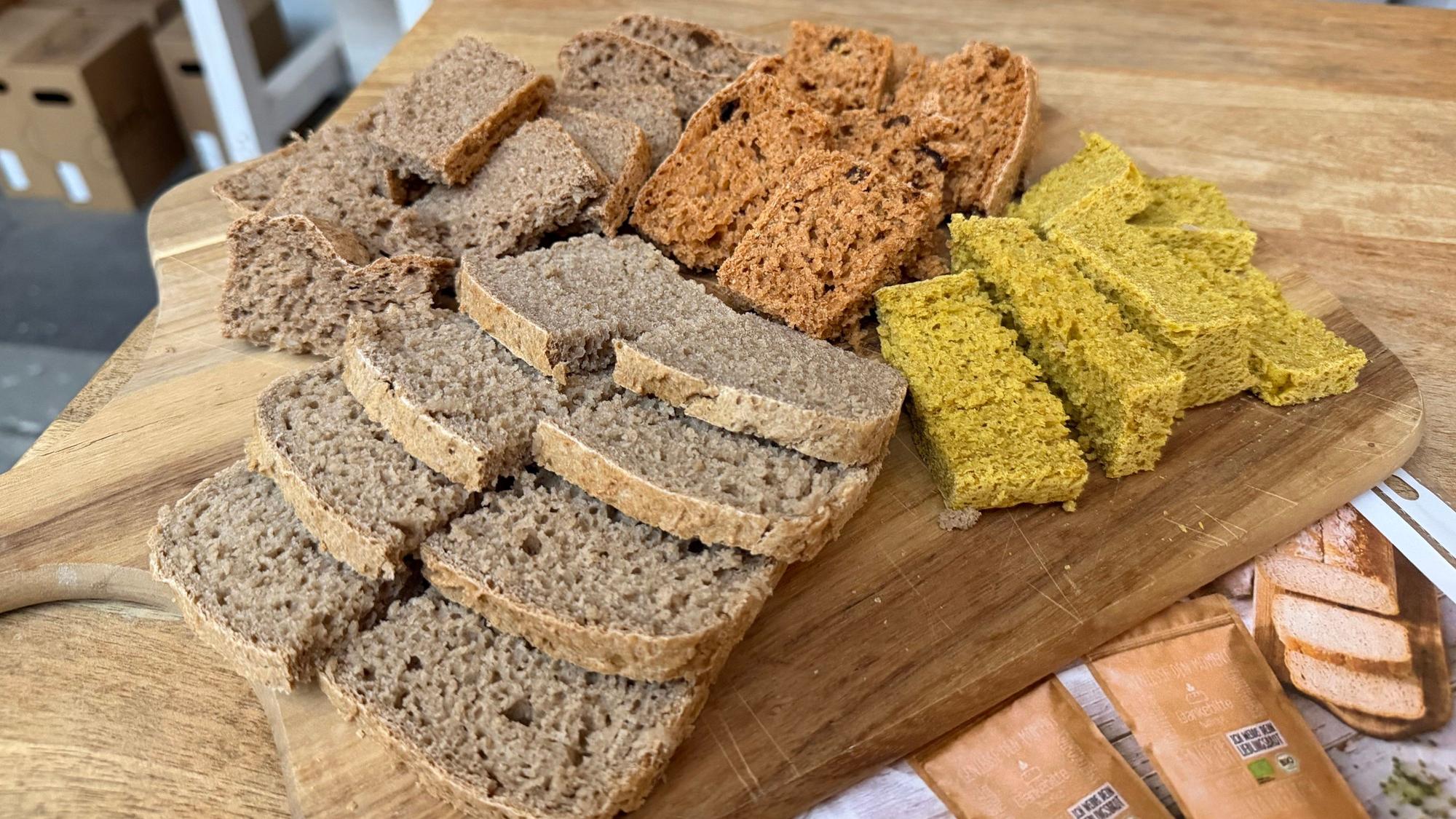 Die 4 Brote aus den Brotbackmischungen des KStA-Genusspaketes fertig gebacken und auf einem Brett serviert.